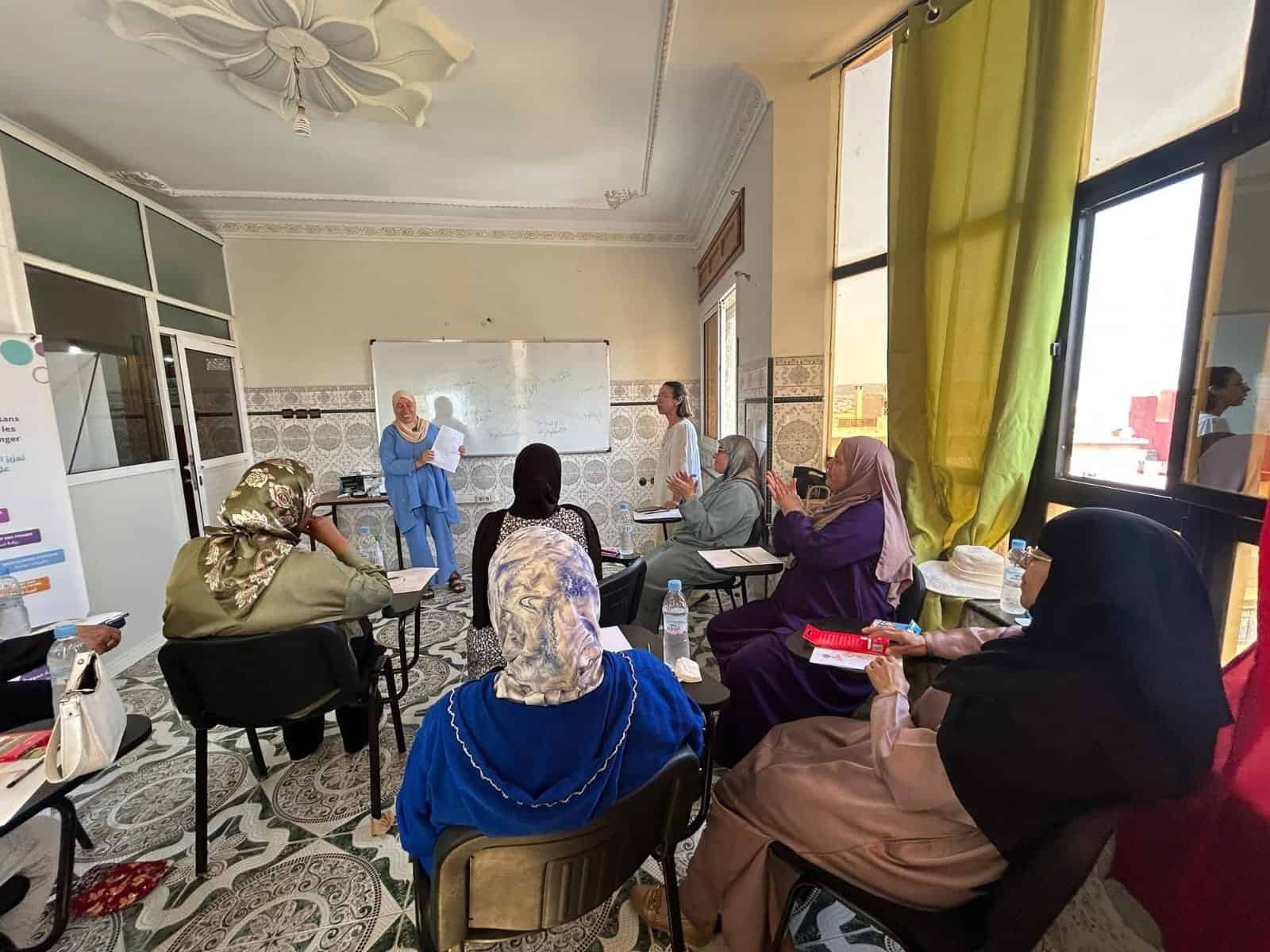 Dones a classe en una aula.