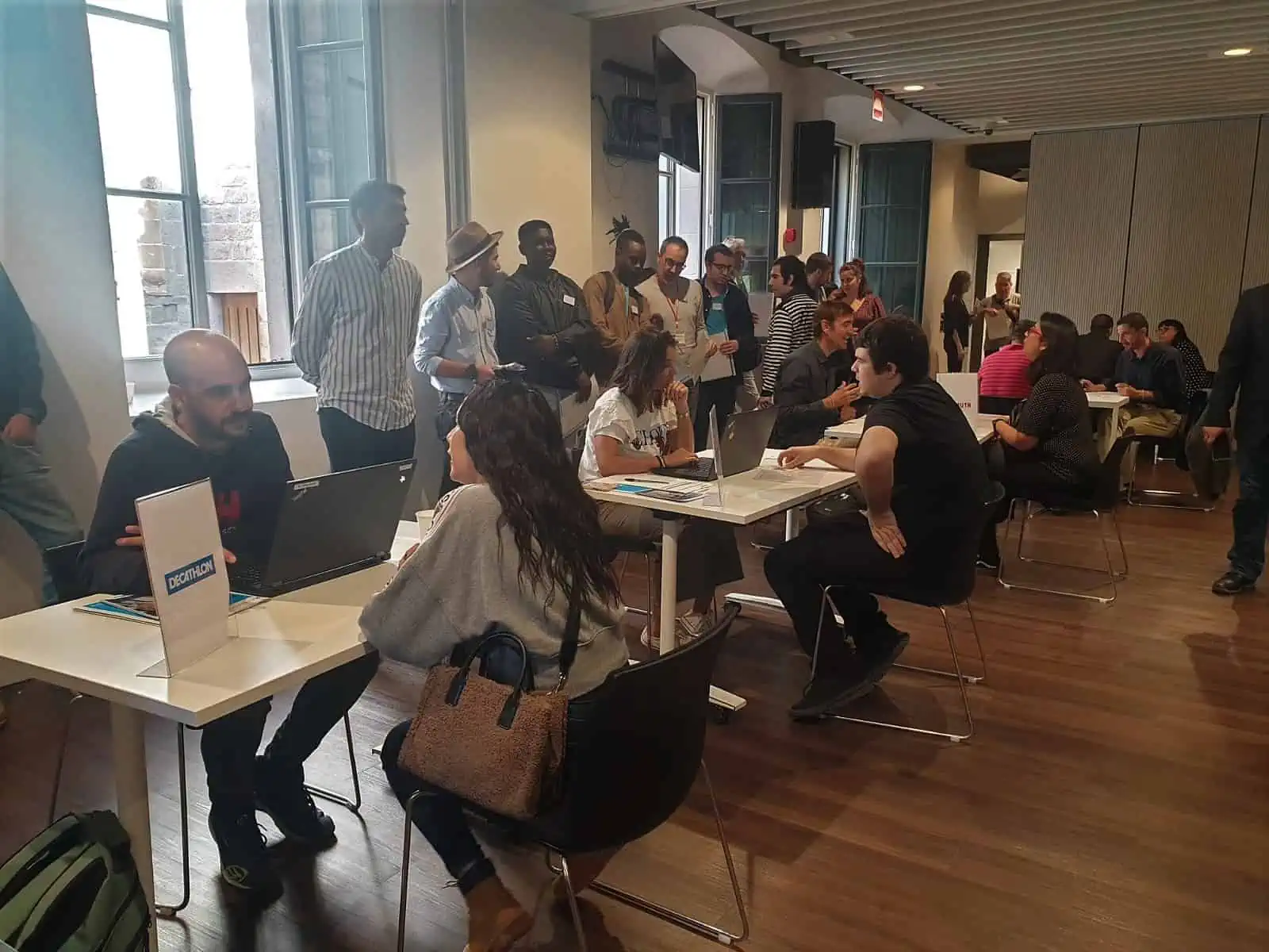 Joves realitzant entrevistes de feina al Speed Dating d'Incorpora Ciutat Vella