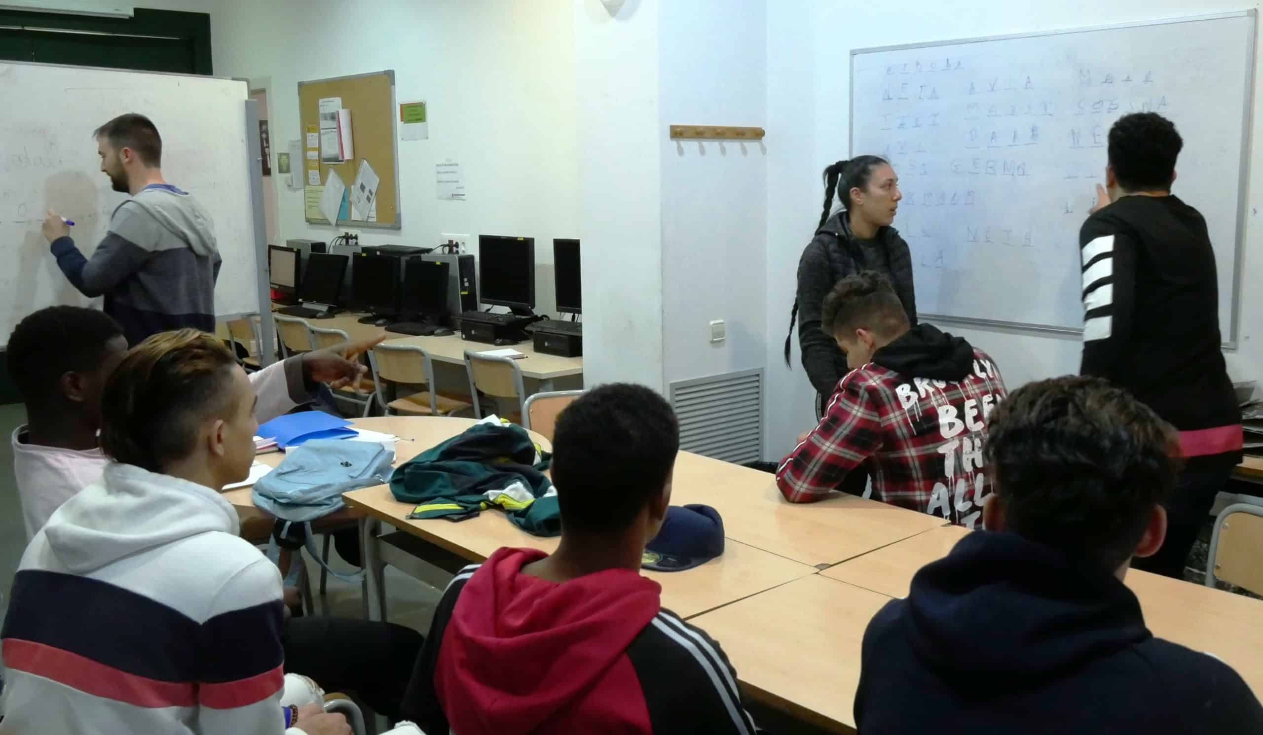 Joves migrants a l'aula de llengües