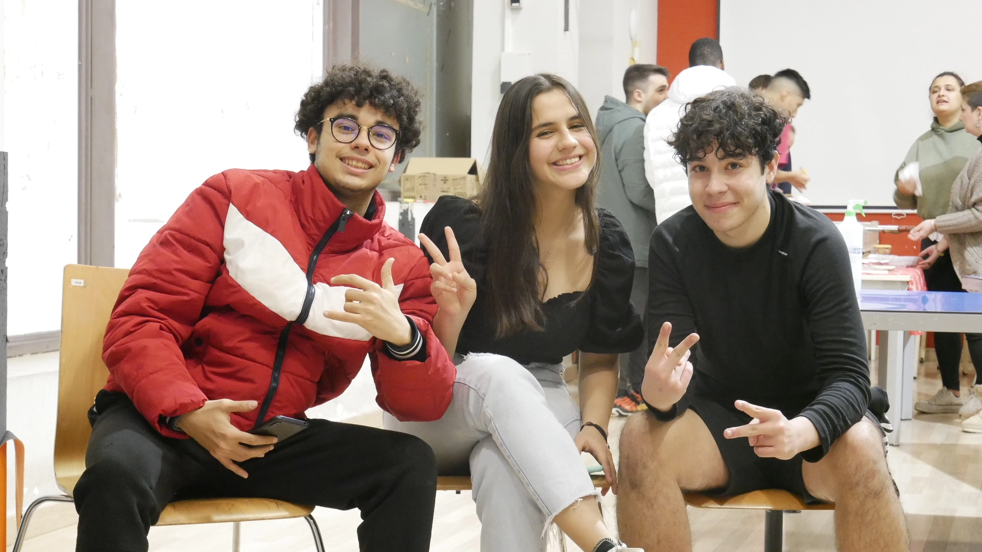 3 Joves amb els somriures i contents. Xarxa de Casals Joves