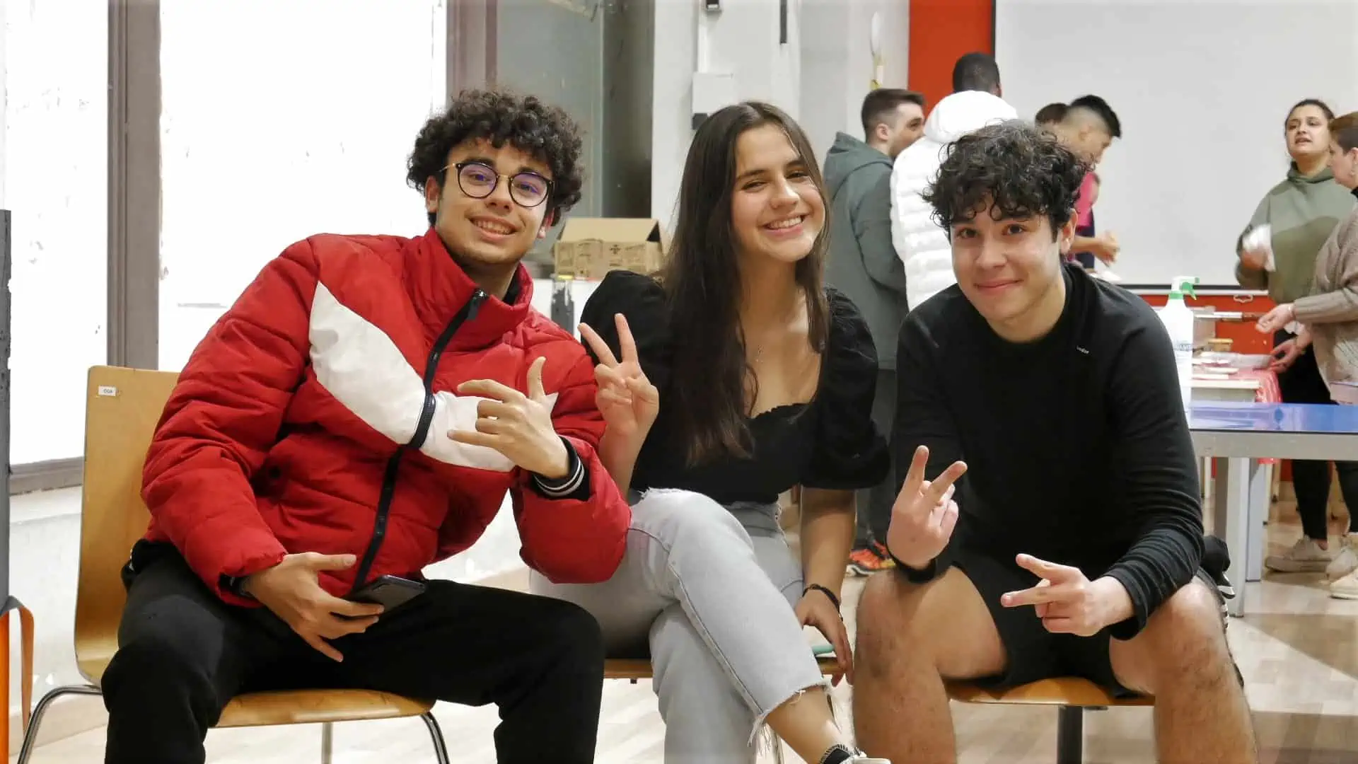 3 Joves amb els somriures i contents. Xarxa de Casals Joves