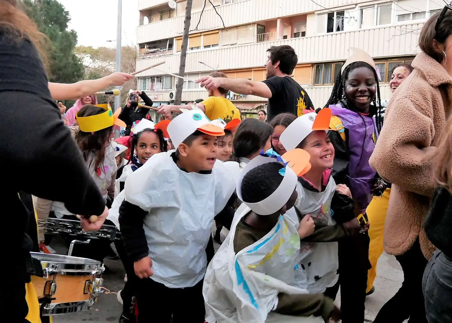 Festa de carnaval, infants i batucada.
