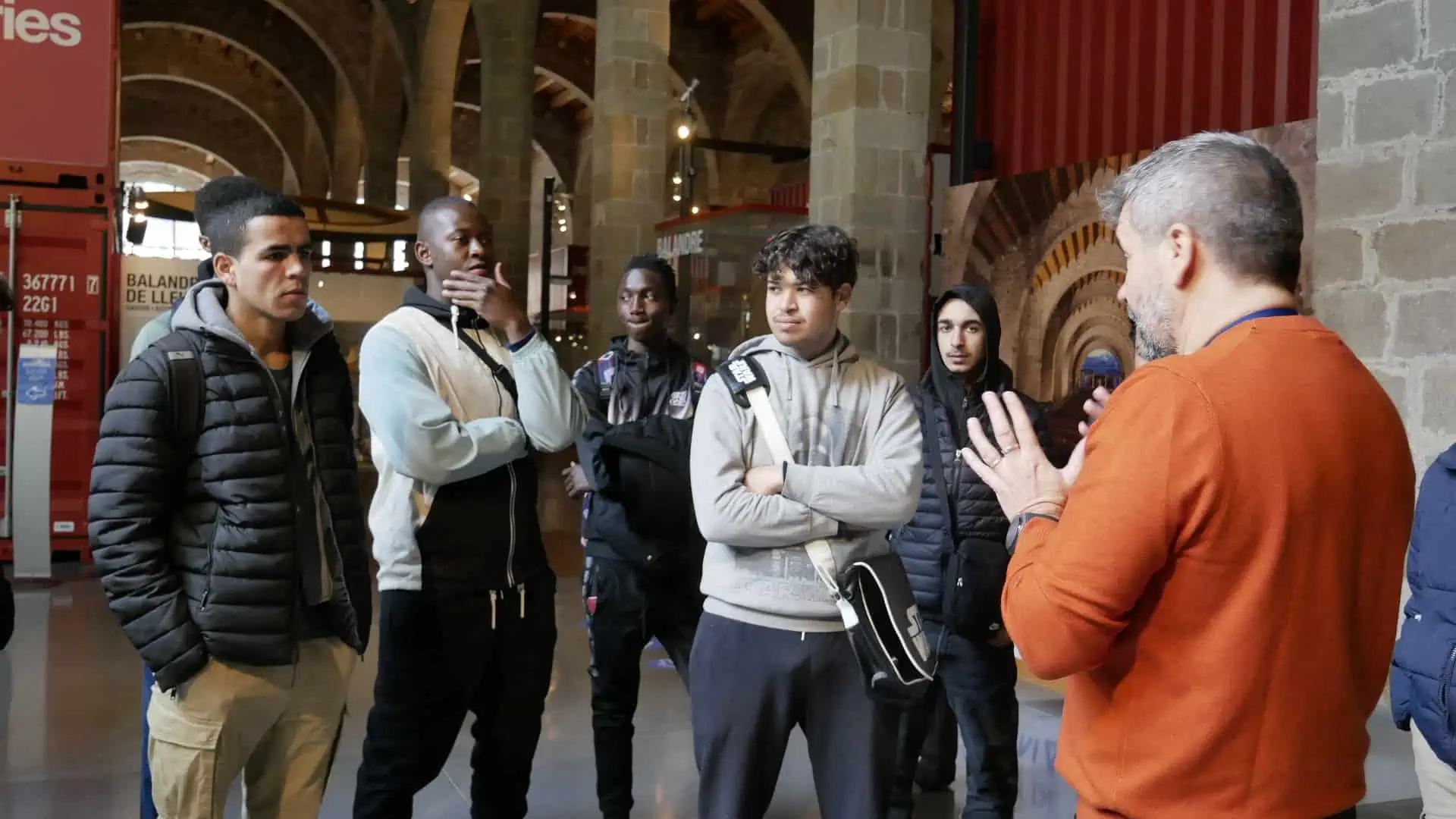 Joves nouvinguts al Casal dels Infants de sortida al Museu Marítim de Barcelona