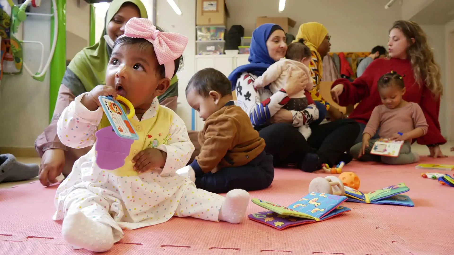 Mares i fills i filles, jugant junts a Casal familiar