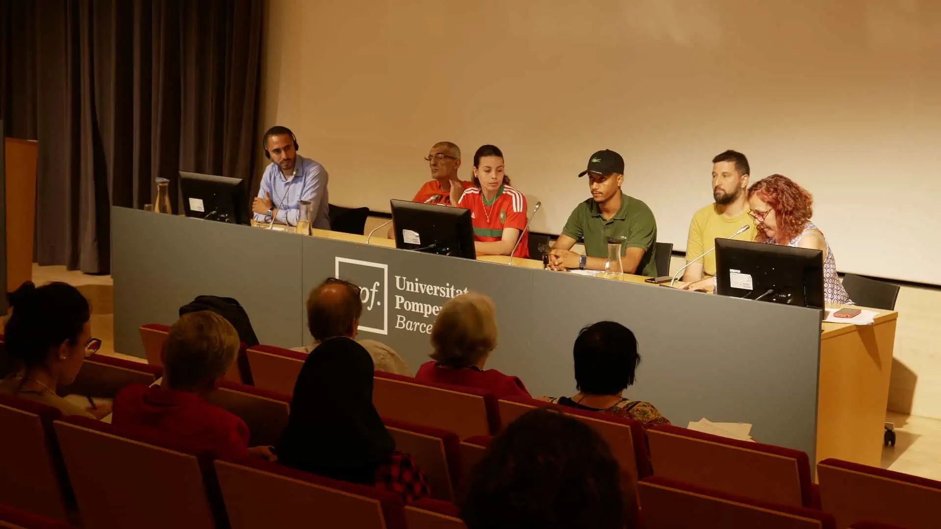 Joves i educadors participen a una taula rodona a la Facultat de Comunicació de la UPF.