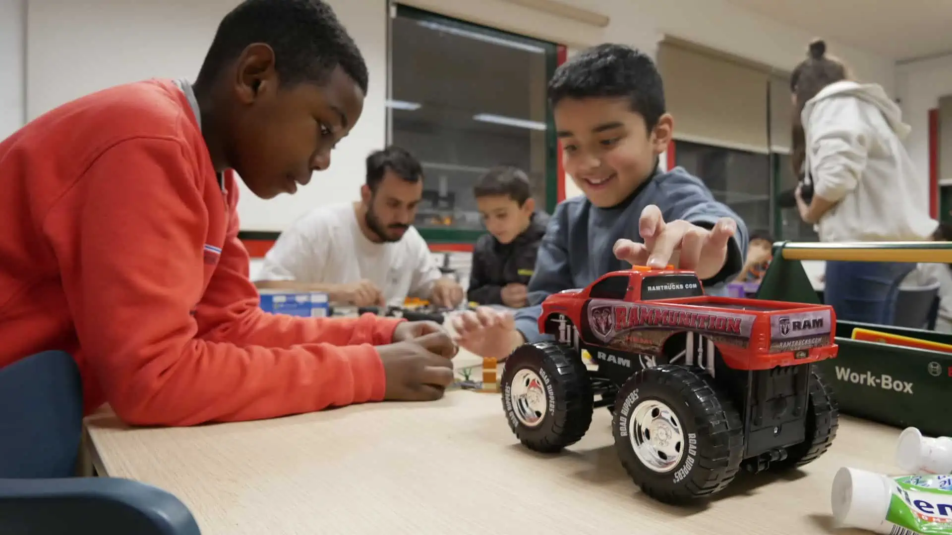 Nens juguen amb les joguines juntament amb els educadors