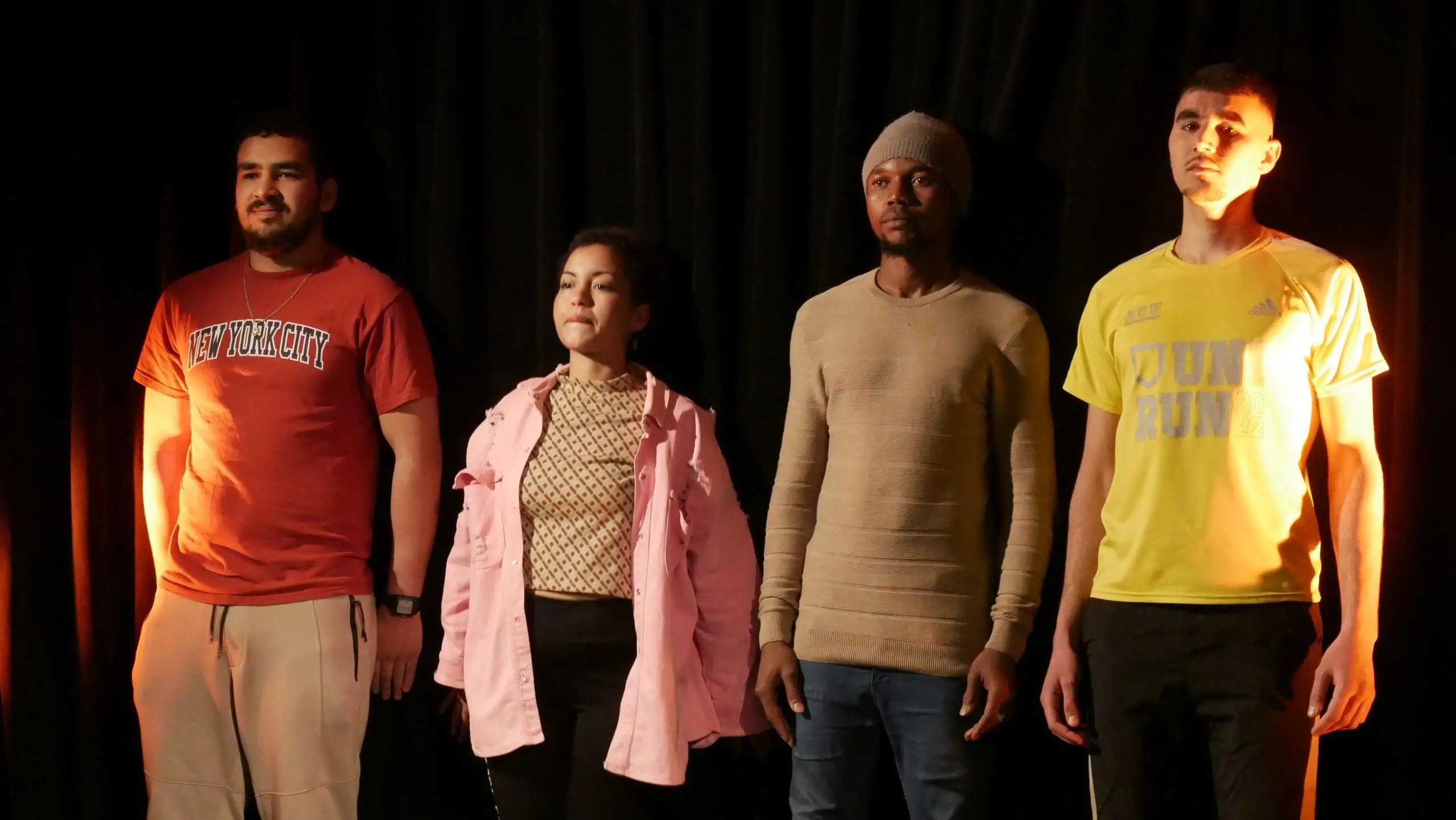 Actors i actriu en un assaig.