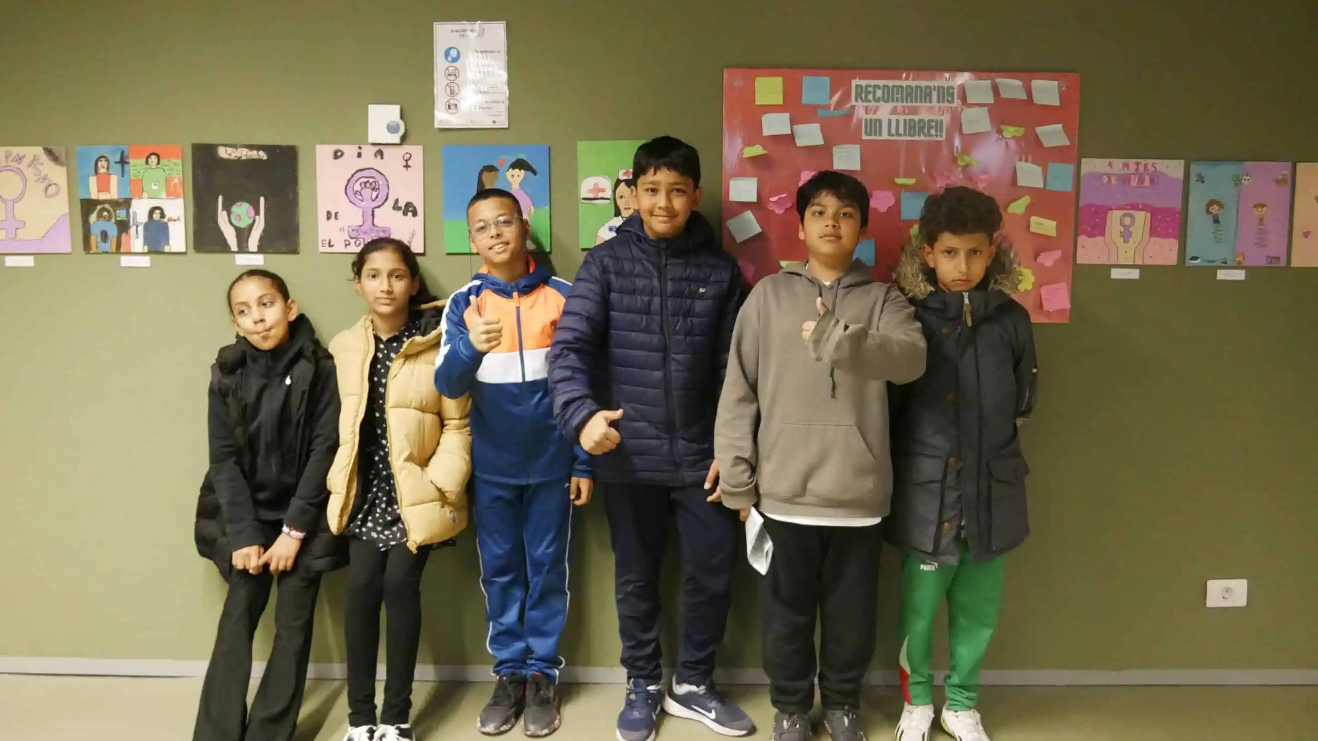 Nens i nenes posen amb els seus quadres del FemmeArt.