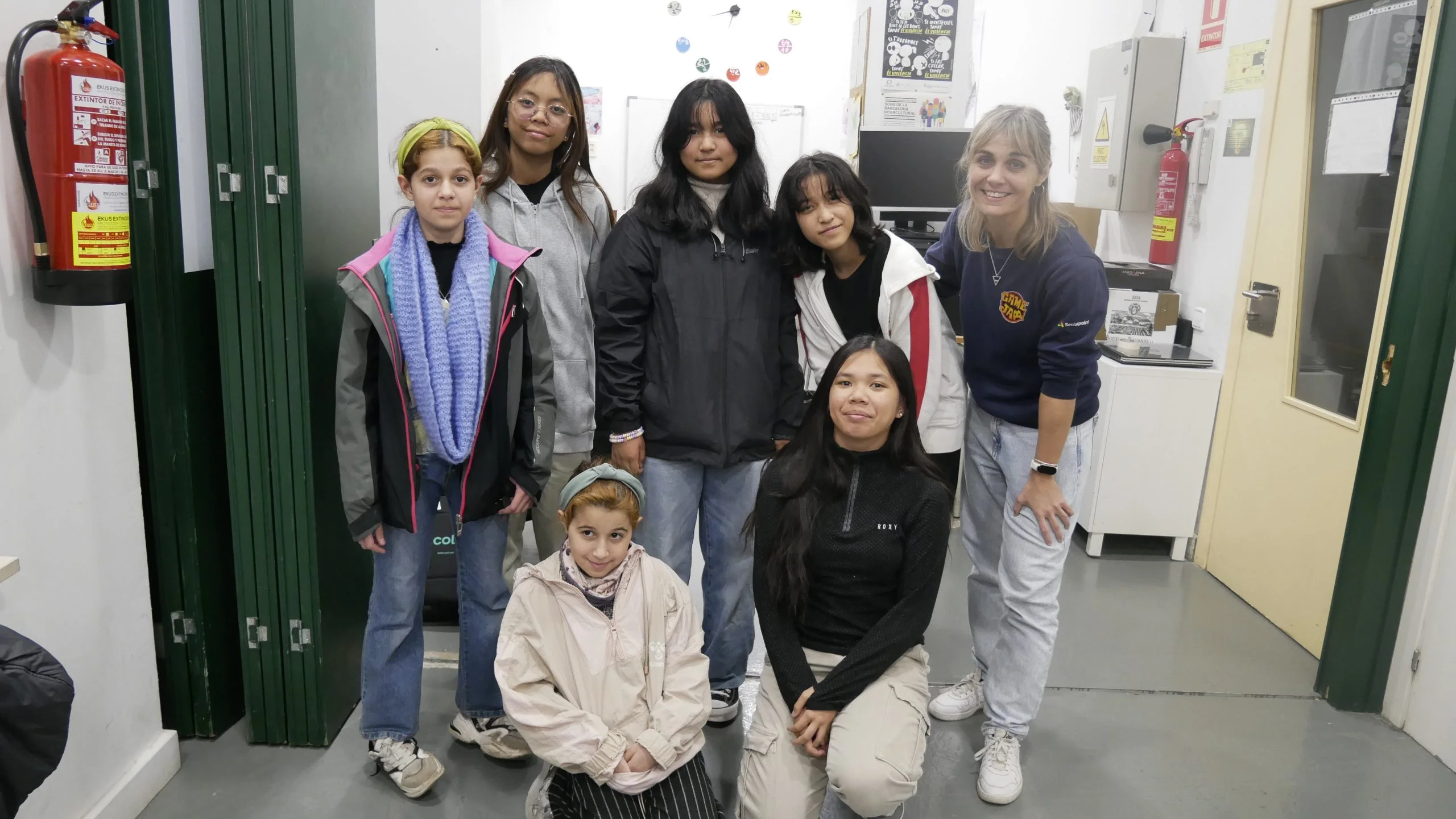 Nenes de l'Espai Tecnològic Comunitari del Raval i treballadora de Socialpoint.