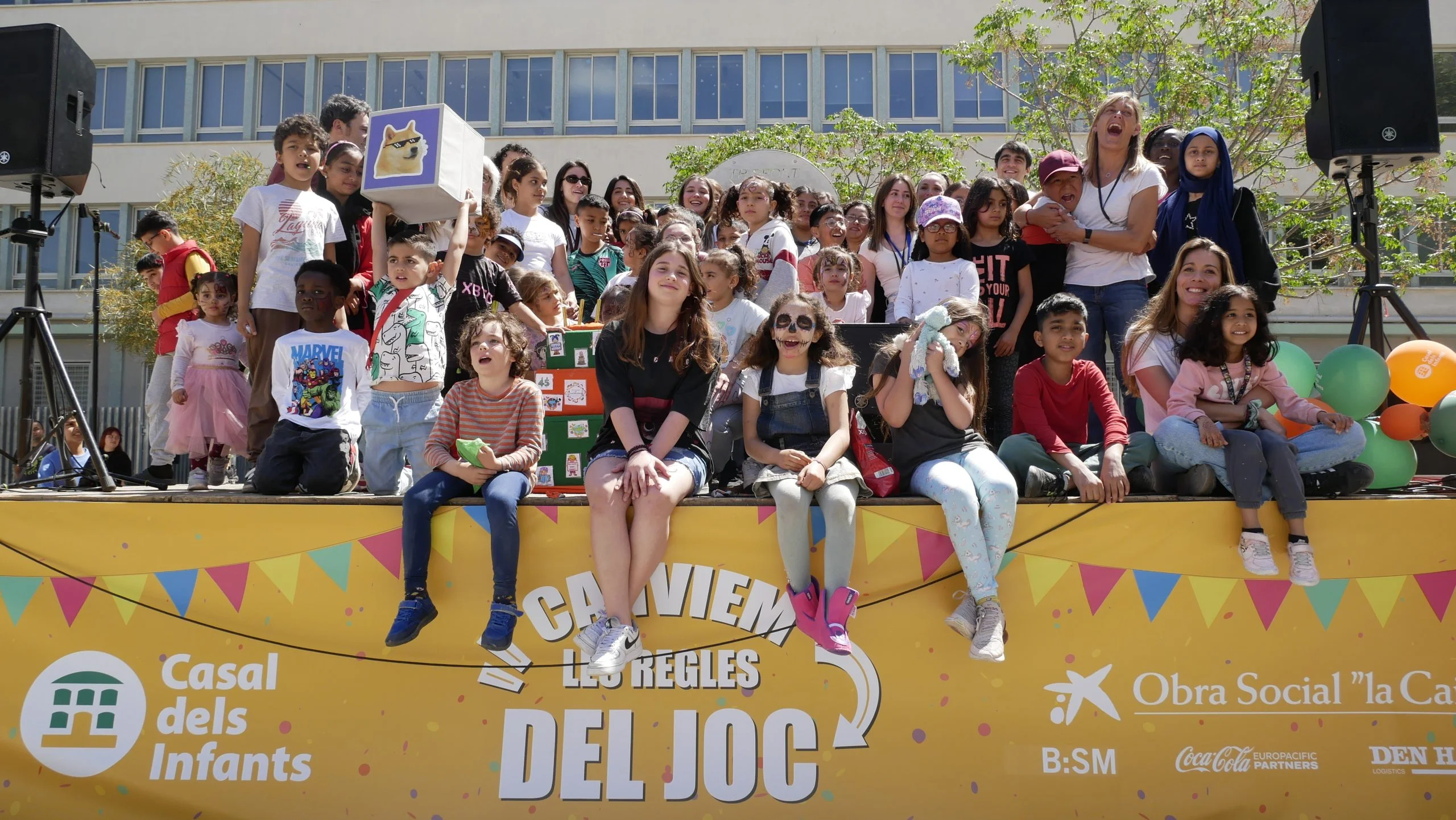 Nens i nenes damunt d'un escenari en la celebració del 45è aniversari del Casal.