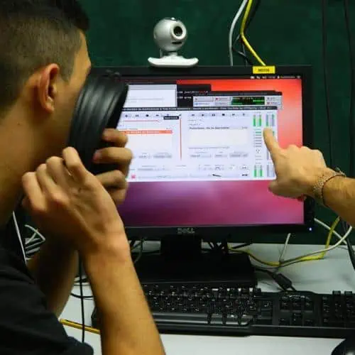 Jove iniciant-se amb la informàtica a través del servei Lerni