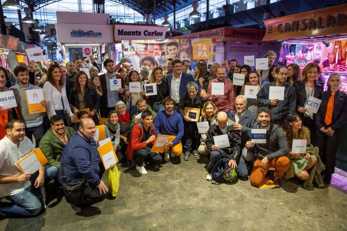Fotografia grupal d'empreses d'hostaleria col·laboradores a la tapa solidària