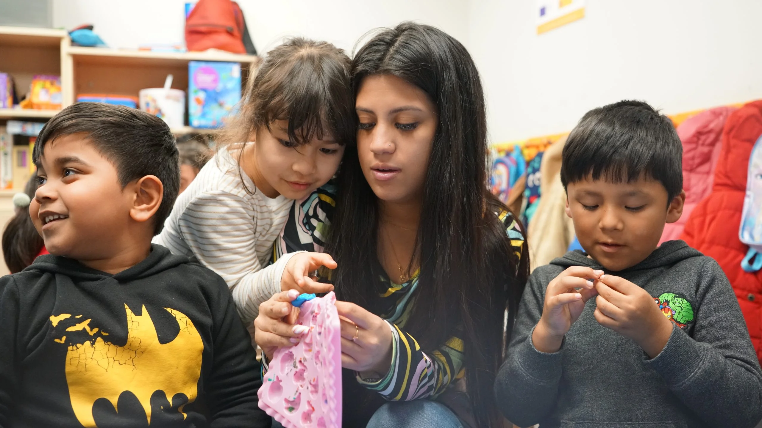 Una noia de voluntària amb els nens en un espai de Casal. Programa de Voluntariat