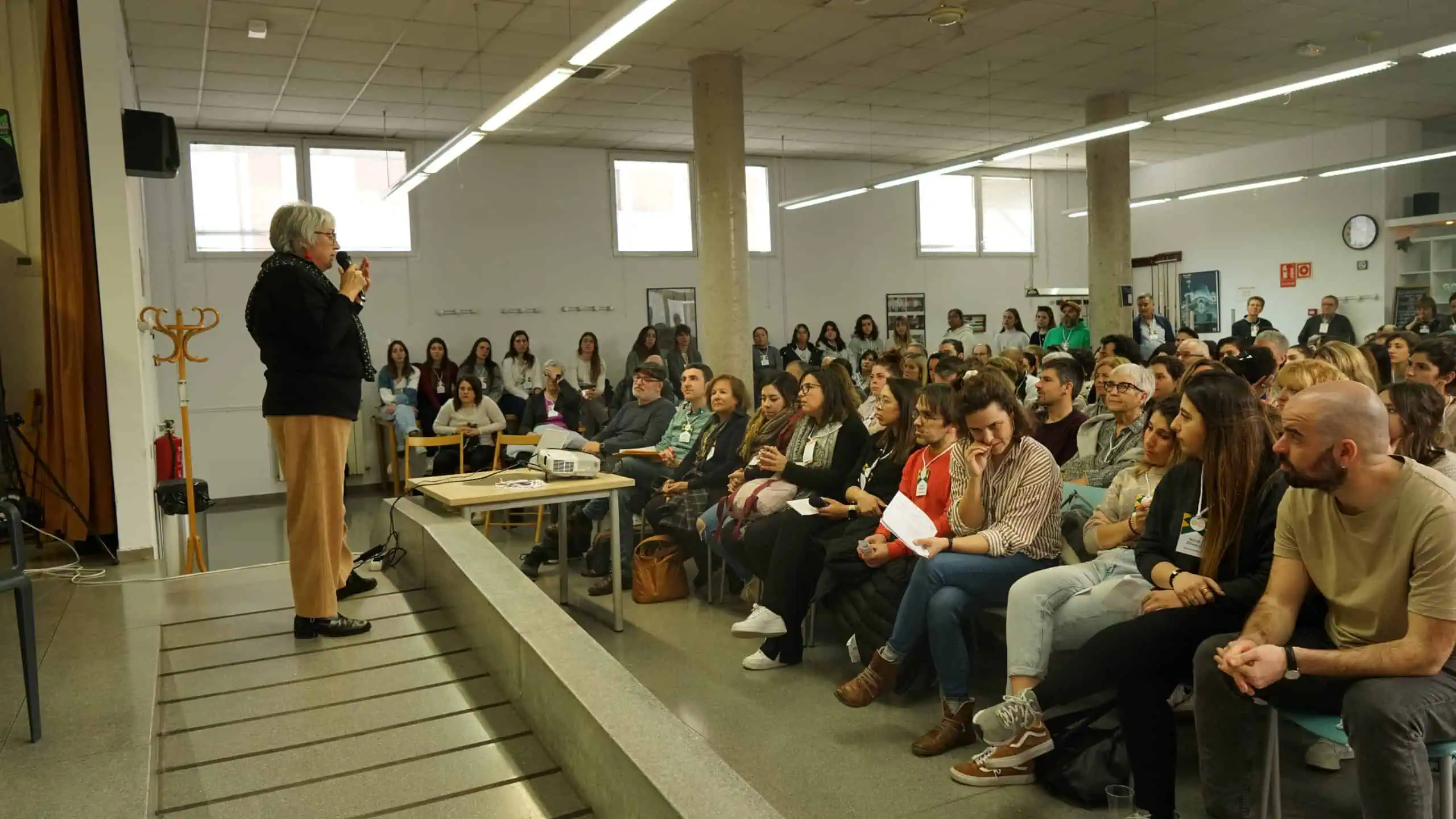 La directora del Casal dels Infants presenta la Trobada Anual a l'equip educatiu.