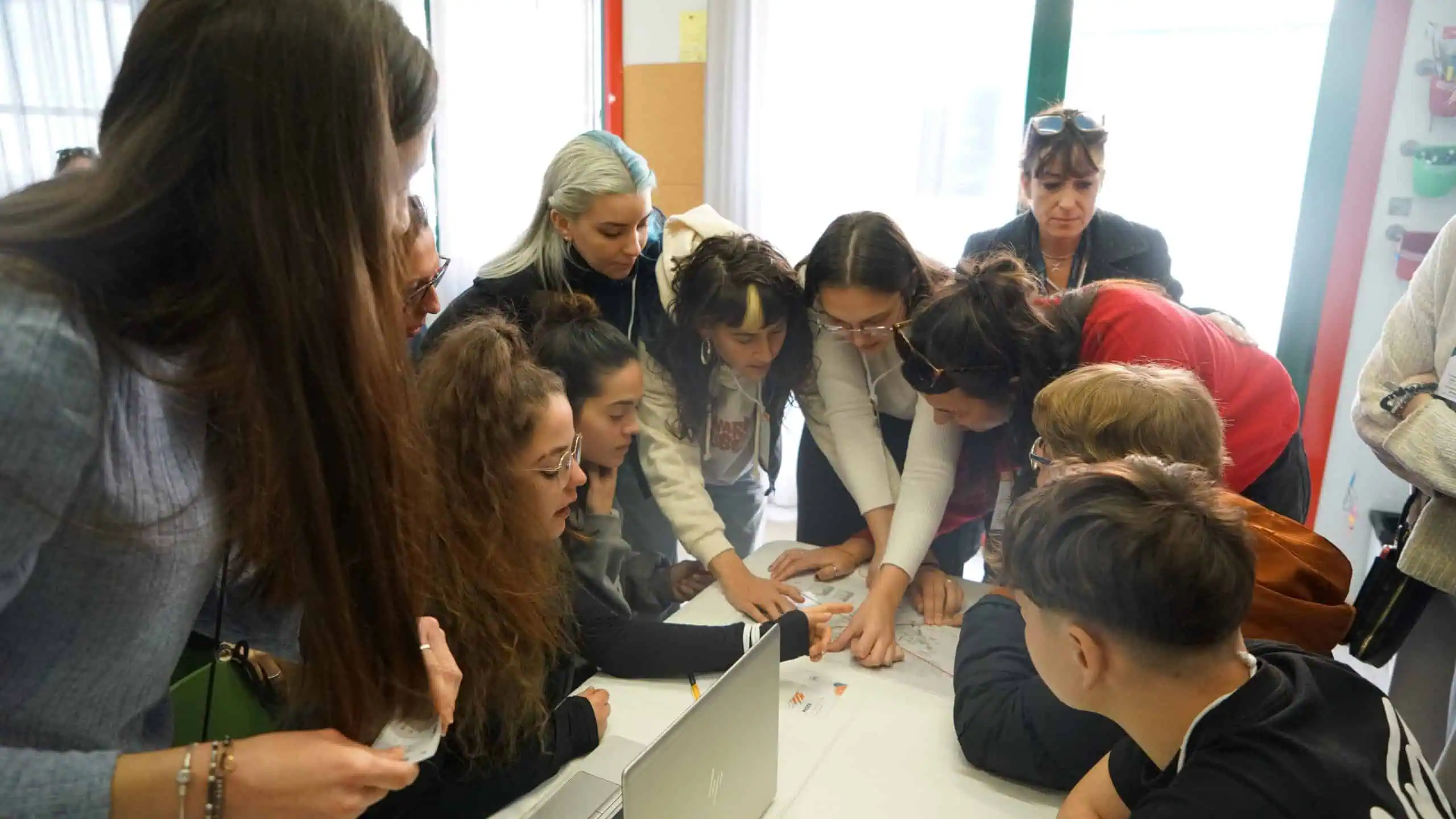 Equip educatiu treballa en grup per resoldre l'Escape Room.