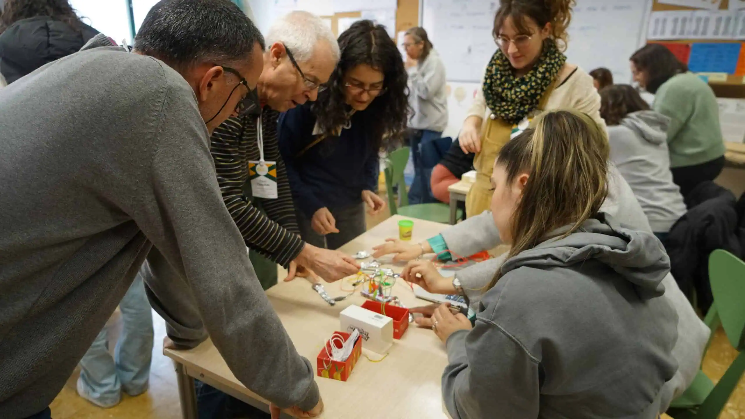 Equip del Casal experimentant amb el makey-makey per fer música.