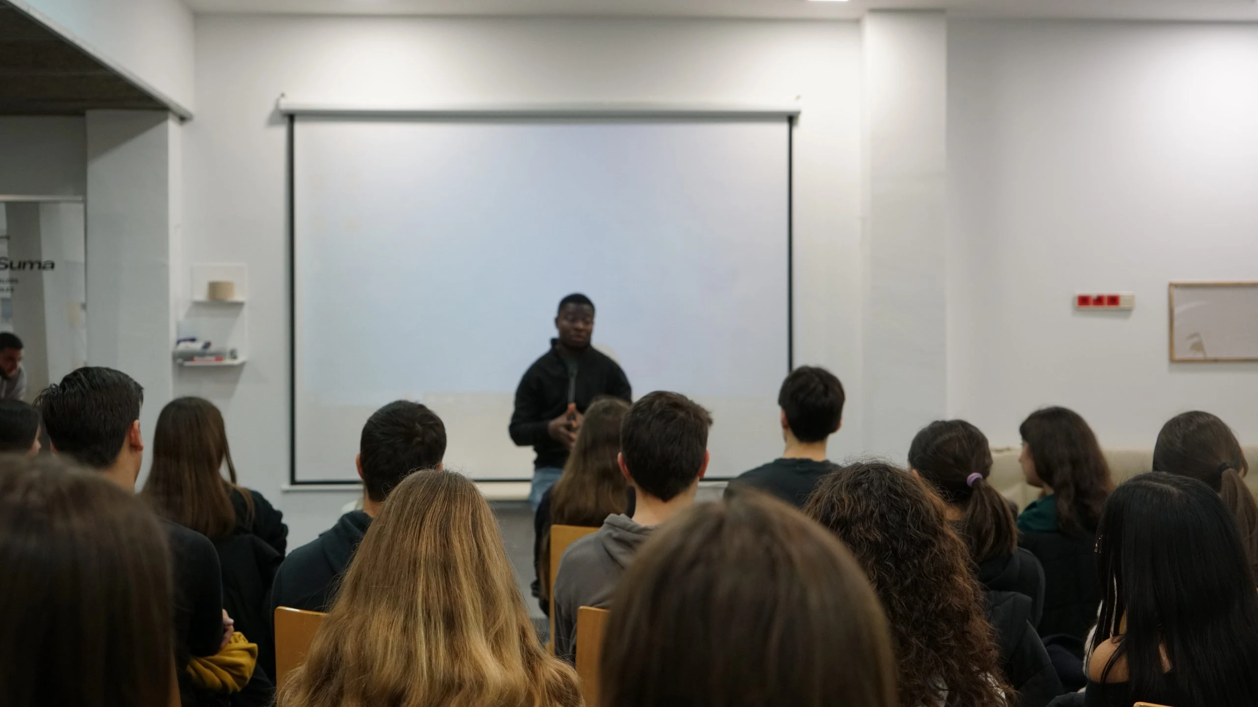 Un noi contant la seva història i compatir les seves experiències per a sensibilitzar als adolescents. Escuela Suma