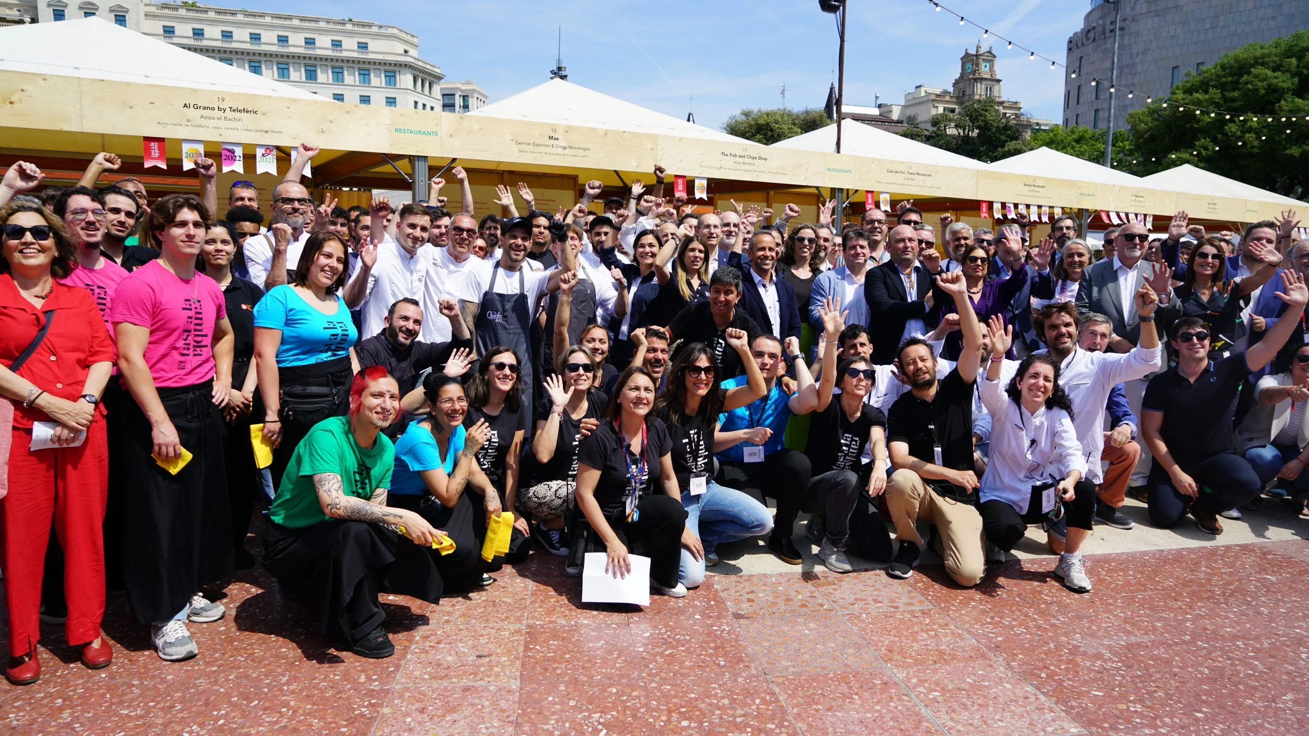 Joves del Casal i equip de Tast a la Rambla posen per una fotografia.