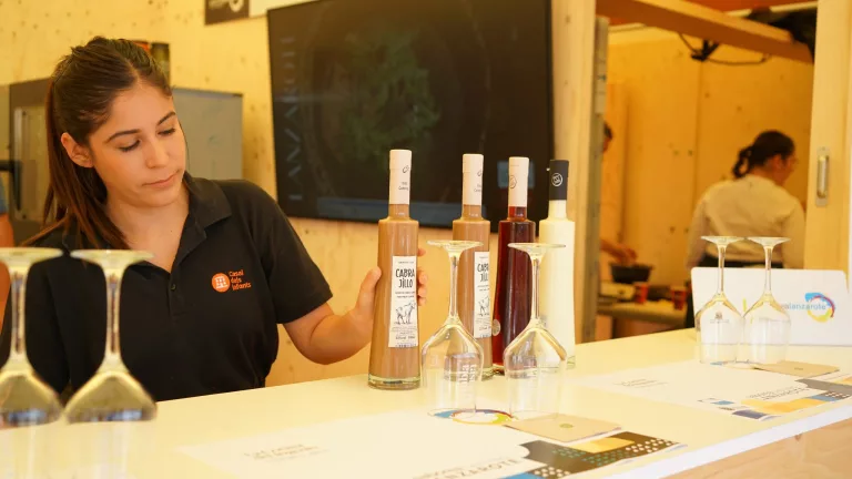 Noia del Casal dona suport en un show cooking de Tast a la Rambla.