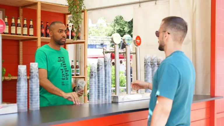 Noi del Casal serveix una cervesa al Tast a la Rambla.