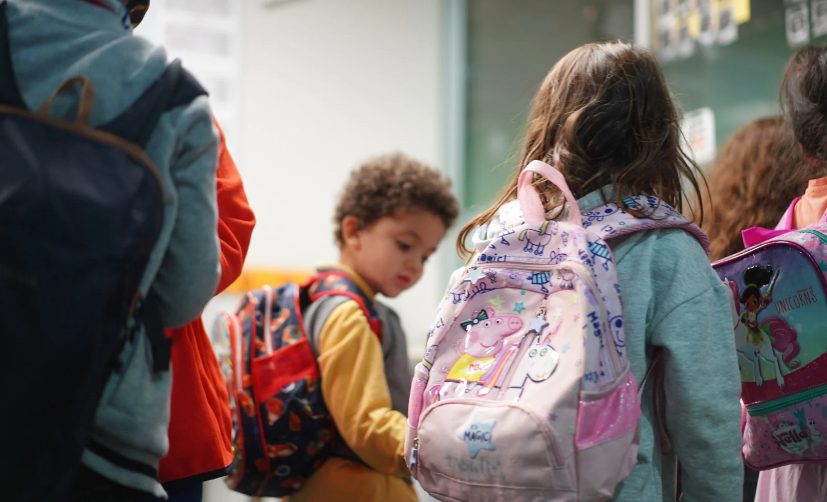 Infants amb motxilles en un dels locals del Casal dels Infants