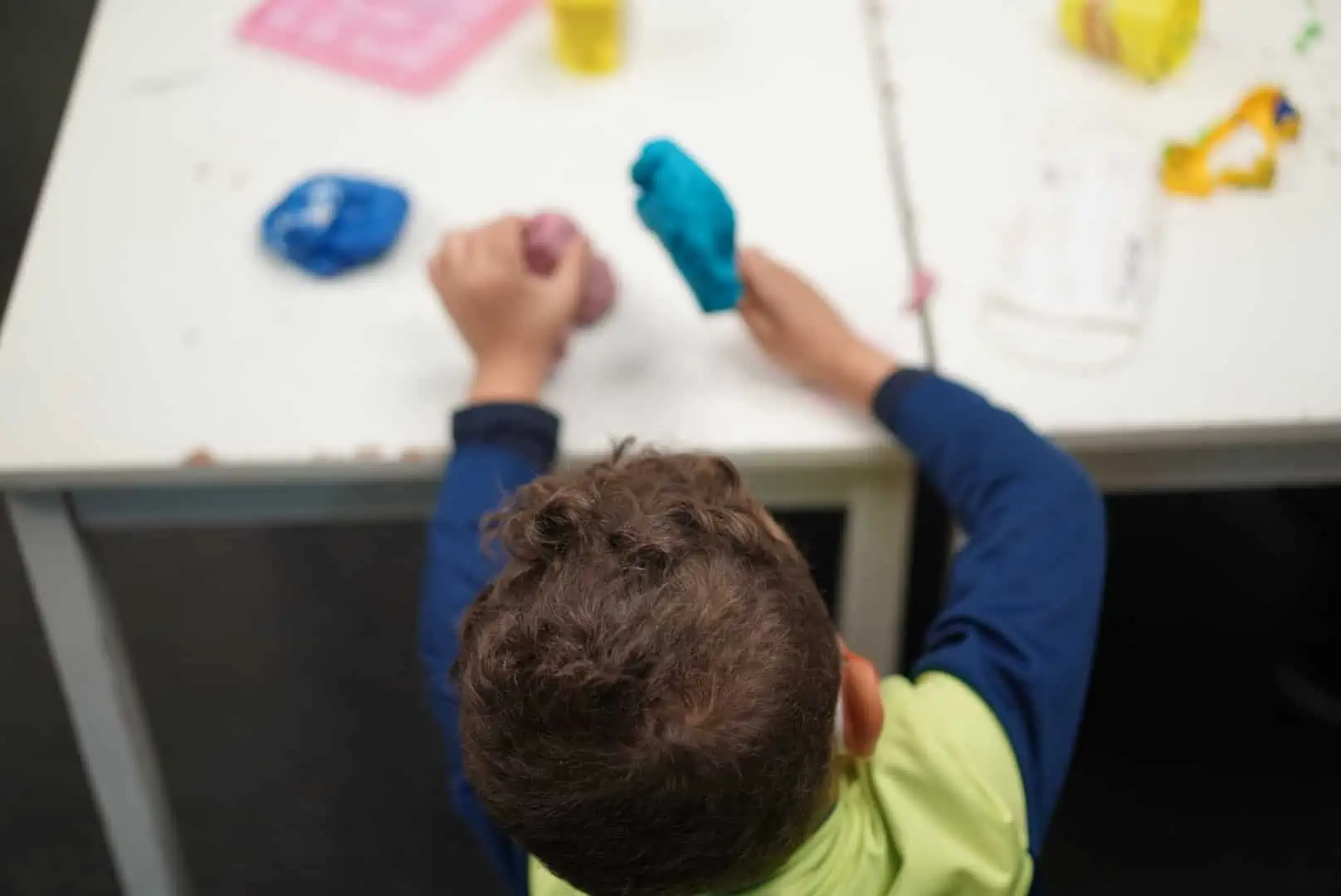 Nen juga amb plastelina.