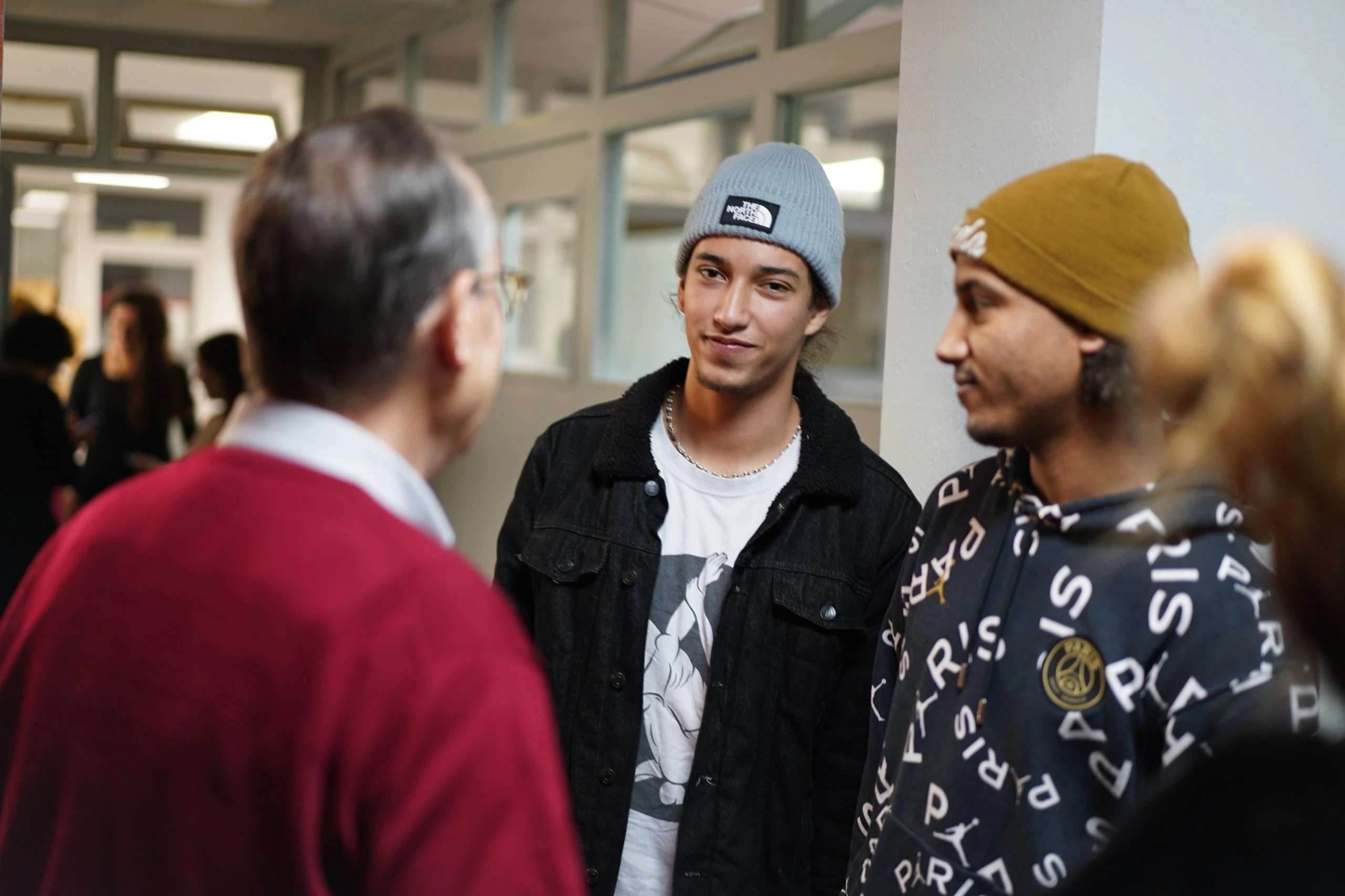 2 nois parlant amb un senyor, Pisos assistits per a la Transició a l'Autonomia