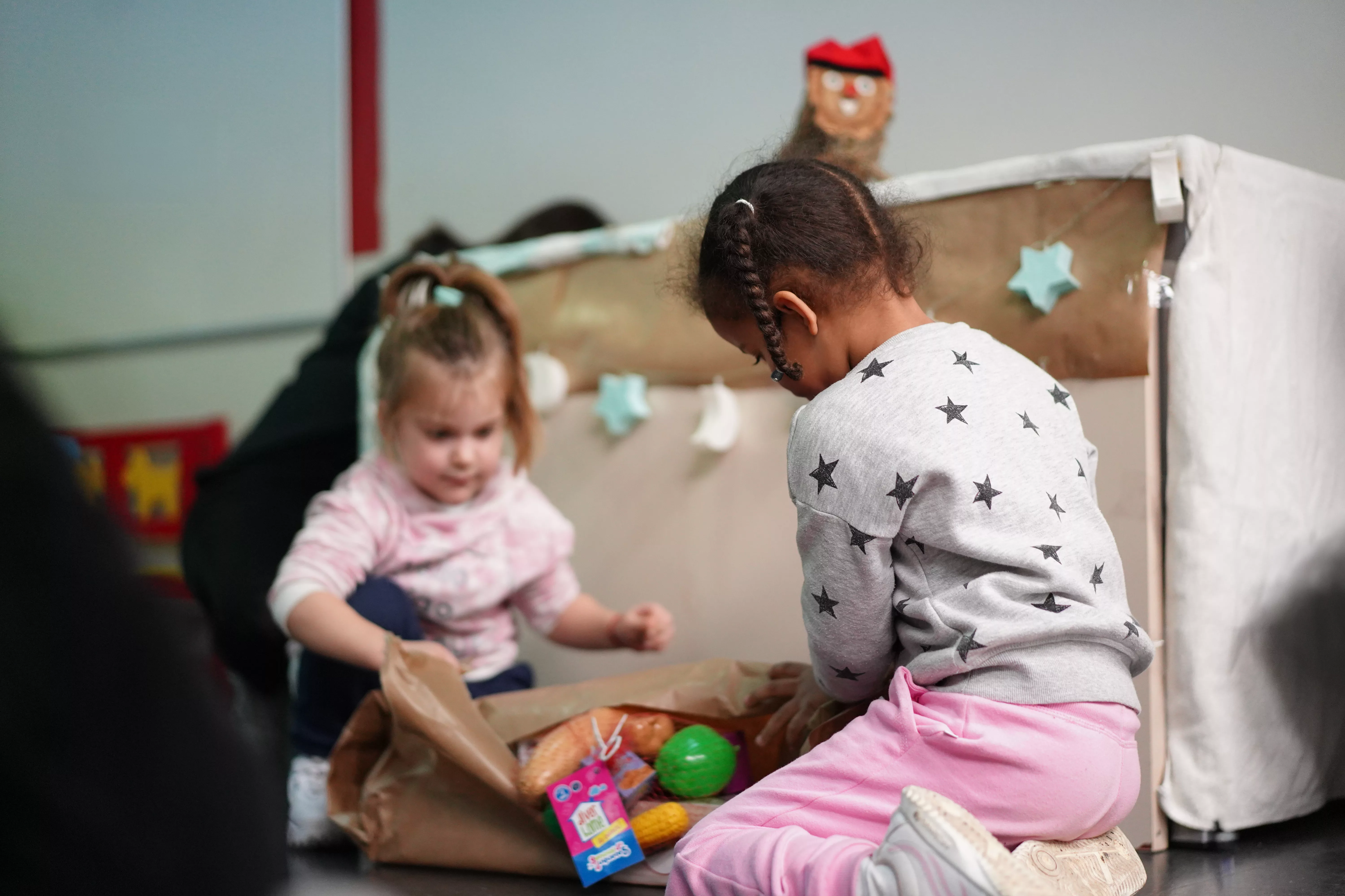 2 Nenes obrint regals solidaris en Casal.