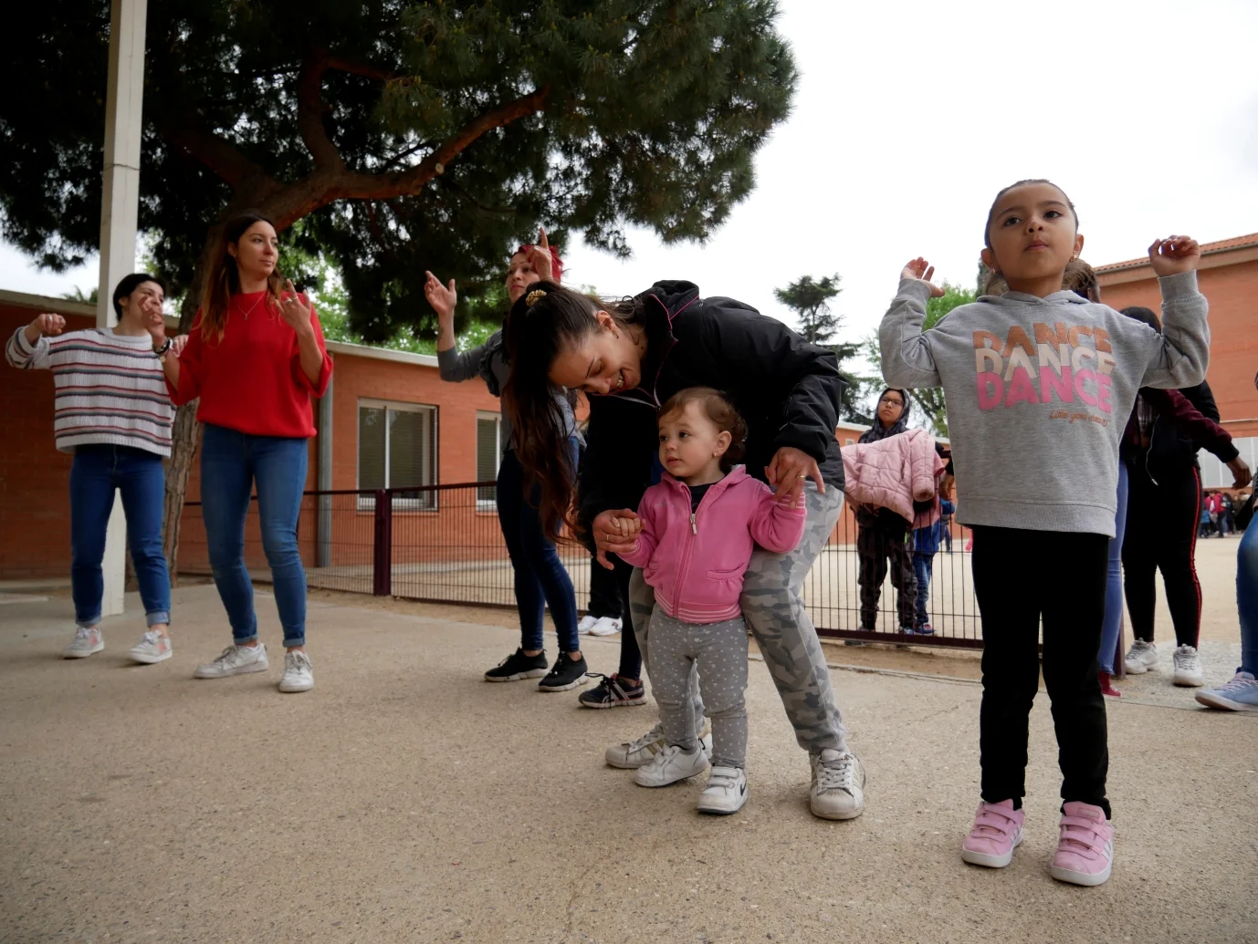 Dones ballen amb els seus infants al Casal dels Infants