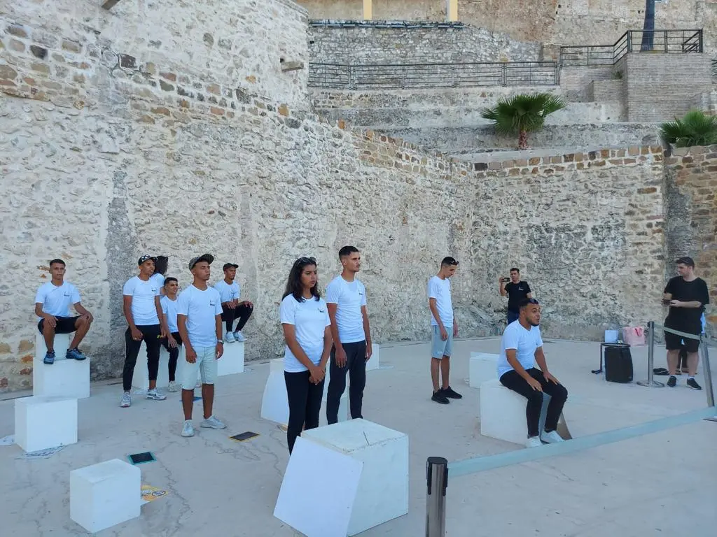 Nois i noies en samarretes blanques durant un assaig de projecte Rassif, Servei de Cooperació EuropeAid