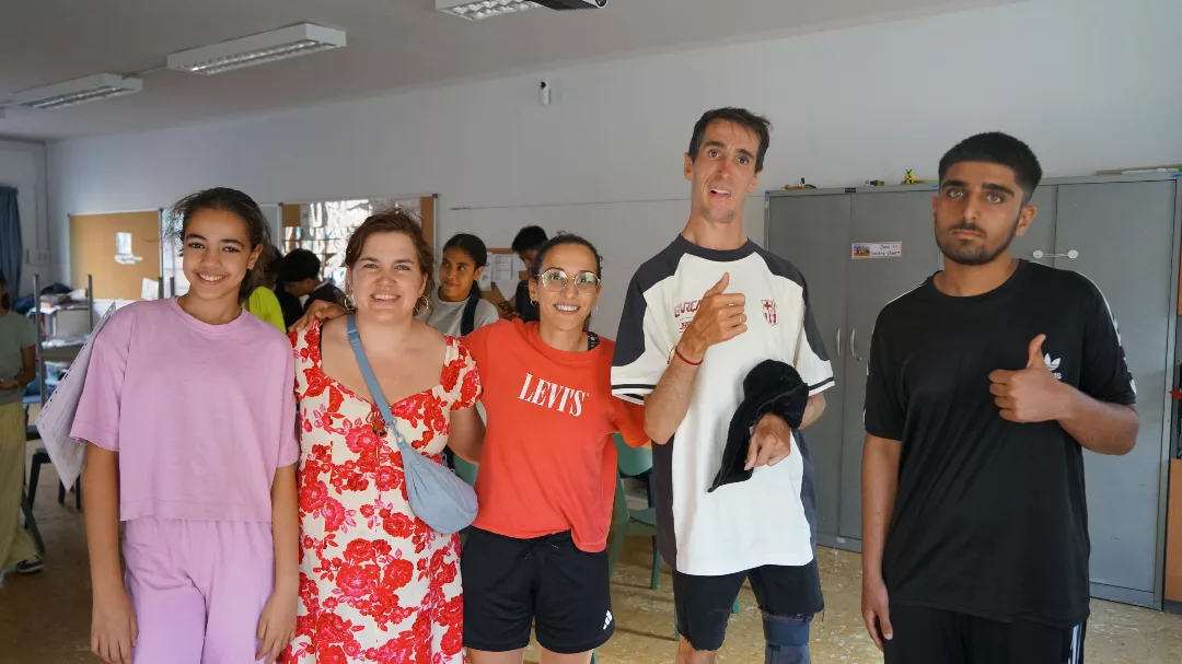 Àlex Roca es fa una foto amb dues educadores i dos participants del Casal.
