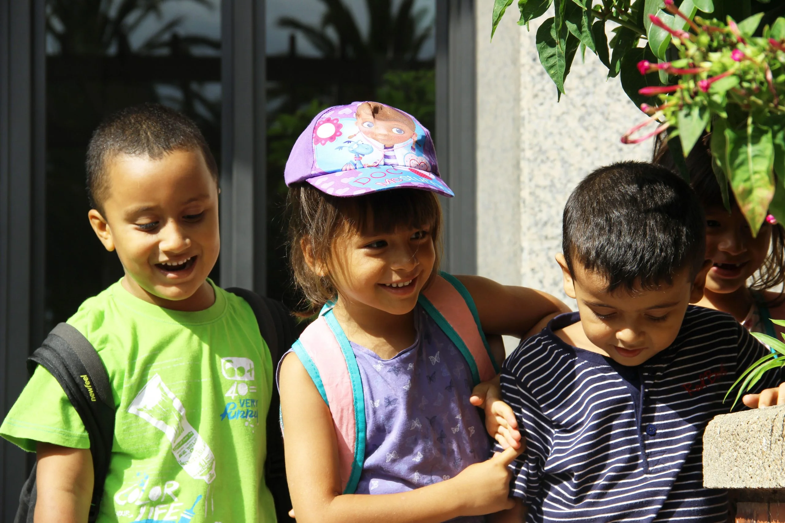 Dos nens i dues nenes somriuen en Casal d'estiu. 2024