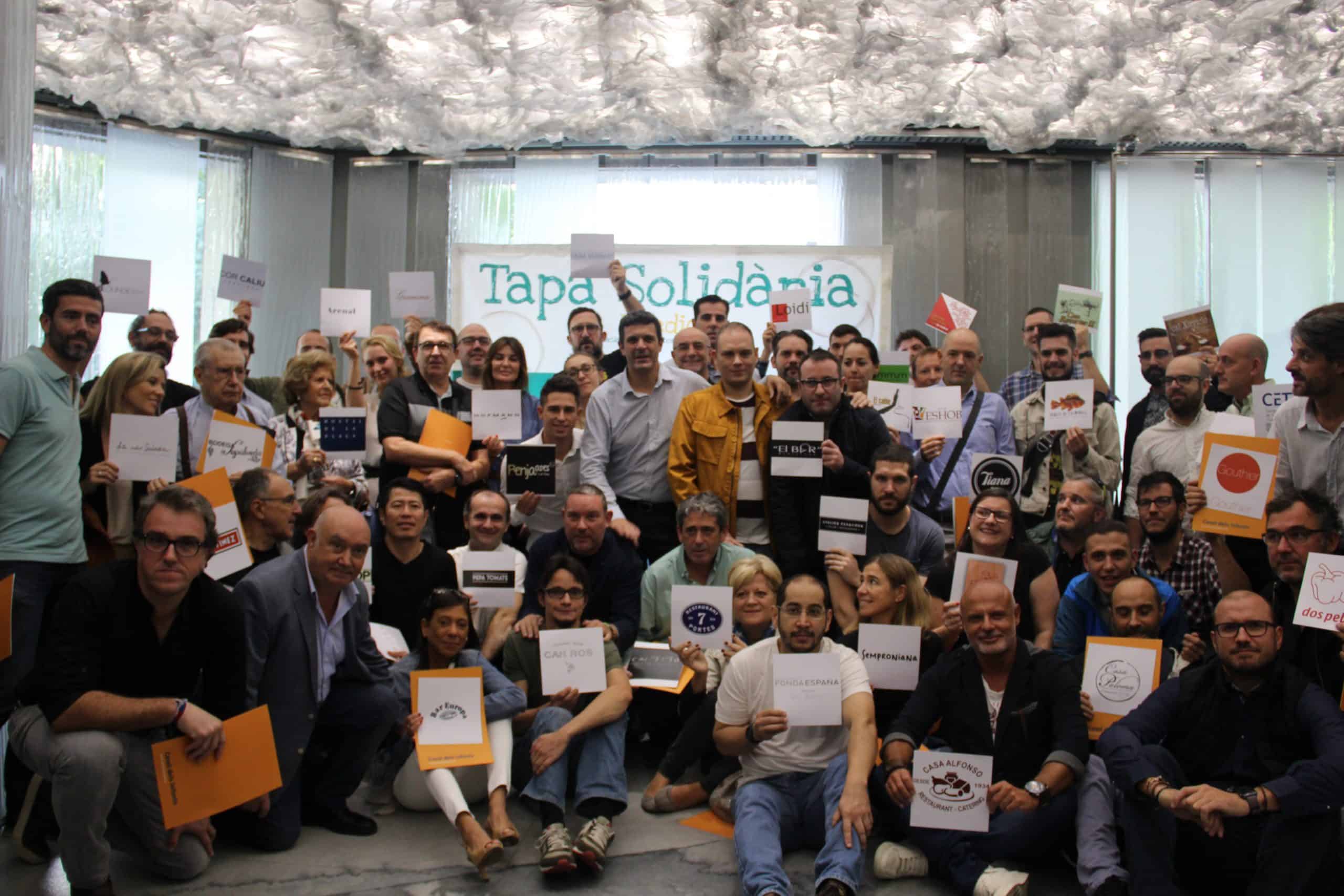Foto grupal de la 7a tapa solidària amb 83 restaurants participants