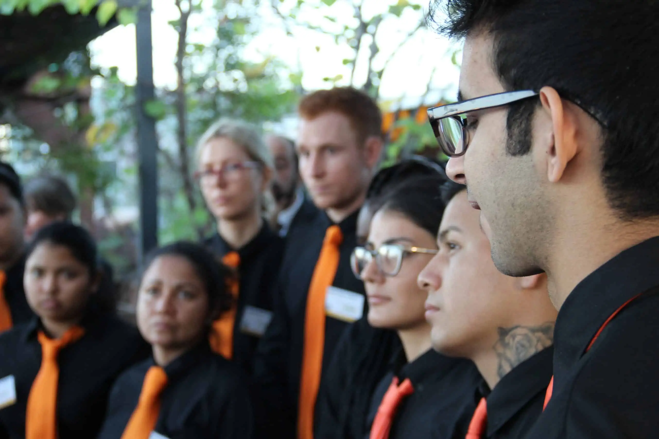 Nois i noies amb els uniformes de cambrers en la seva feina d'inserció sociolaboral.