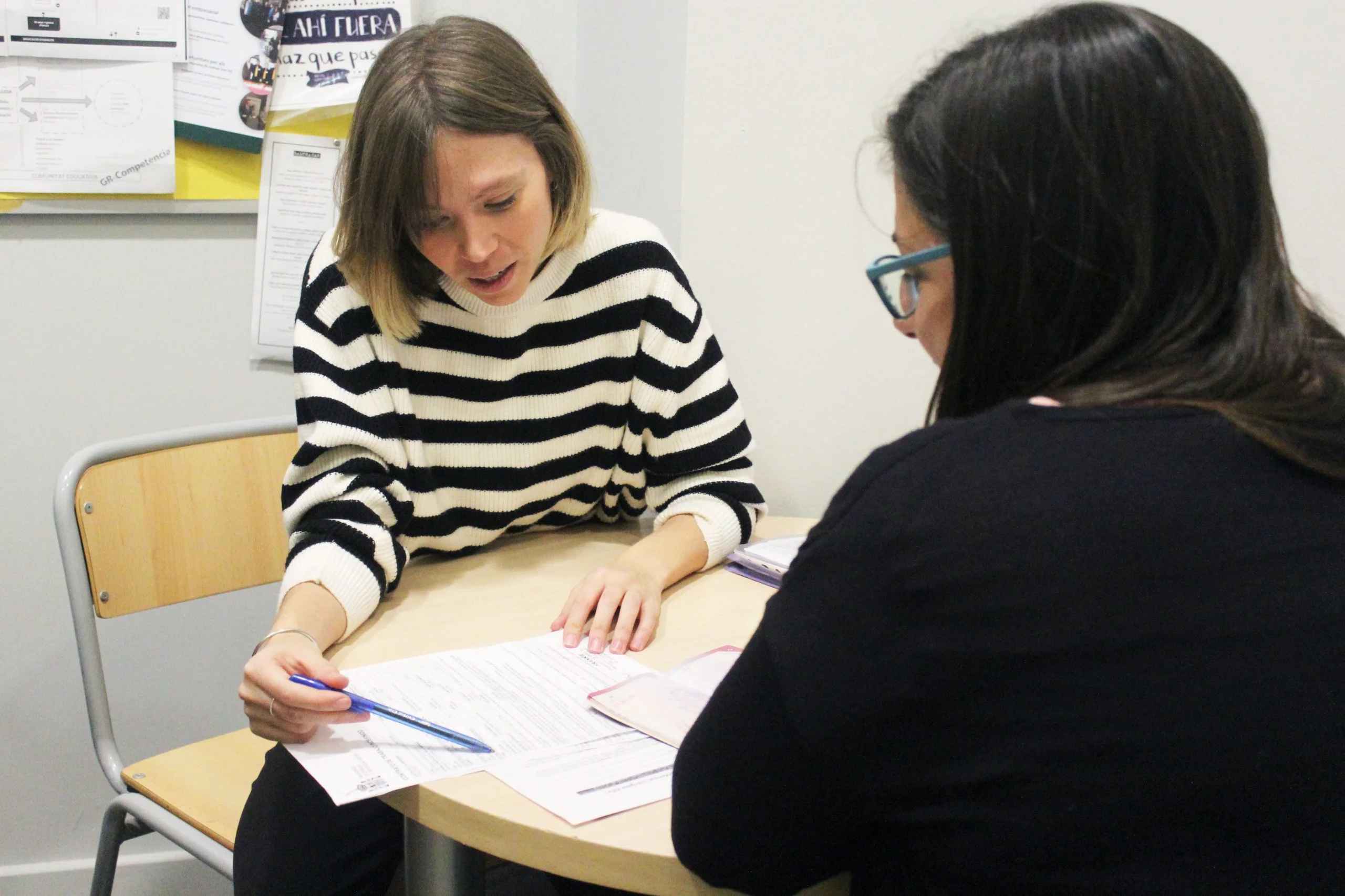 Una dona amb una treballadora de l'Assessorament Jurídic per a Dones Migrades.