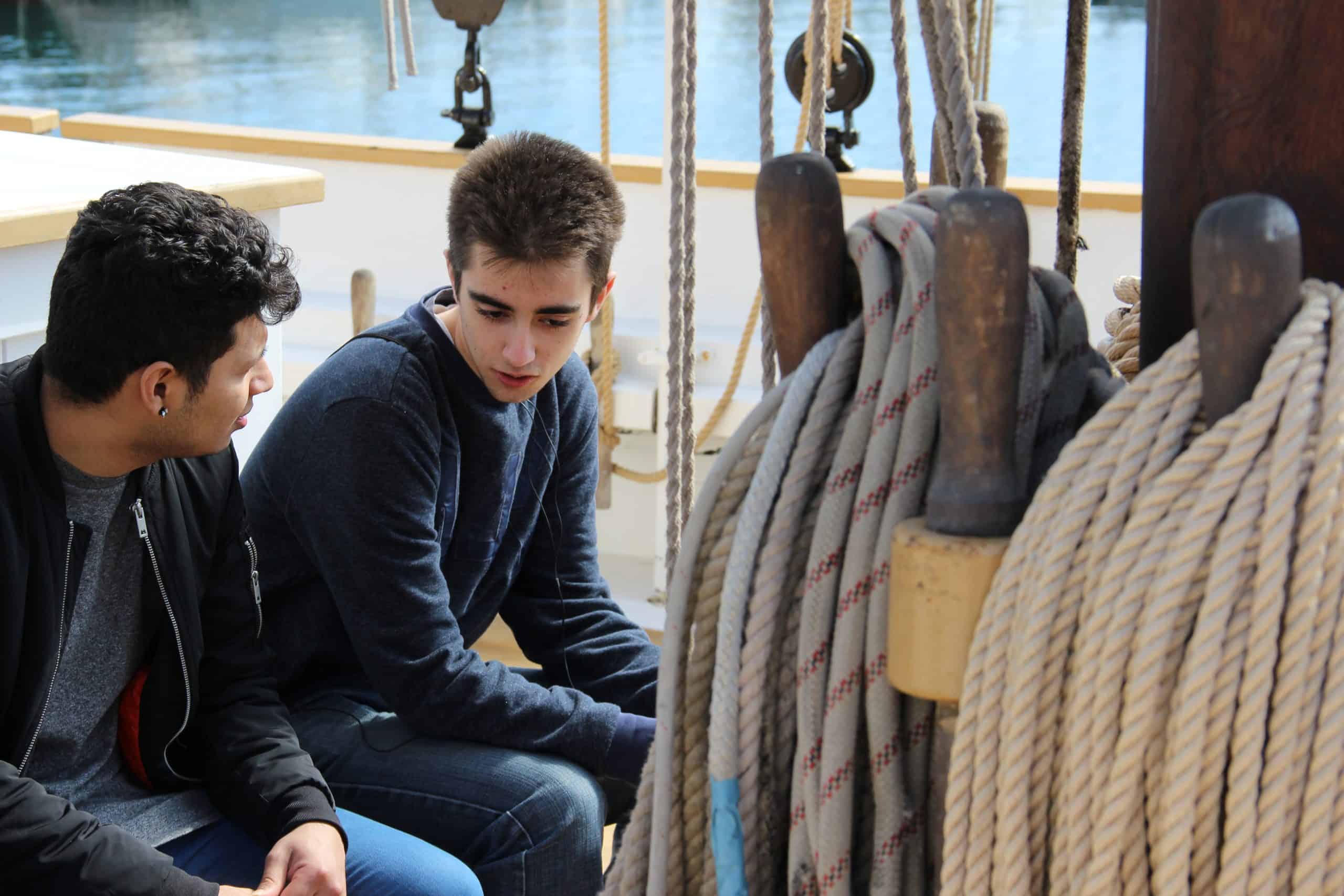 Dos joves del Casal de Badalona en un veler.