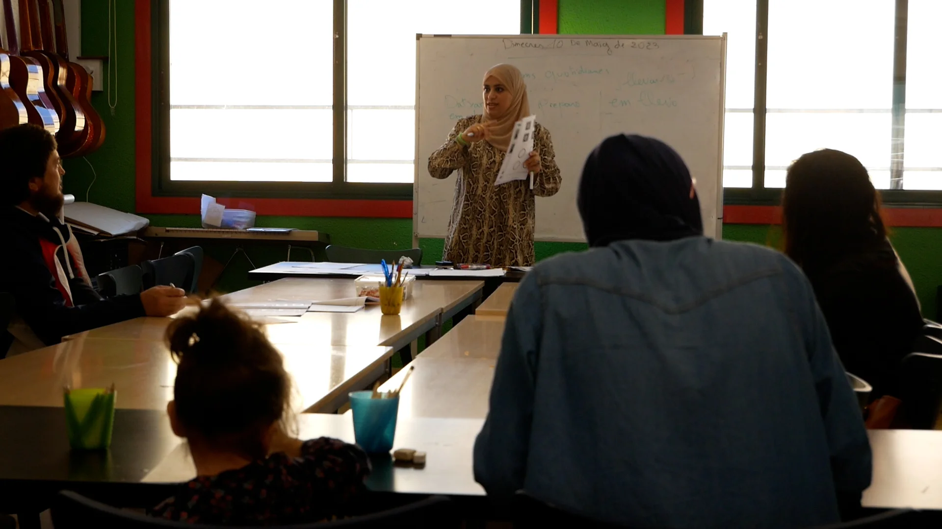 Una dona en ple ensenyament a un grup de persones. Programa Treball i Formació (SOC – TRFO ESAL)