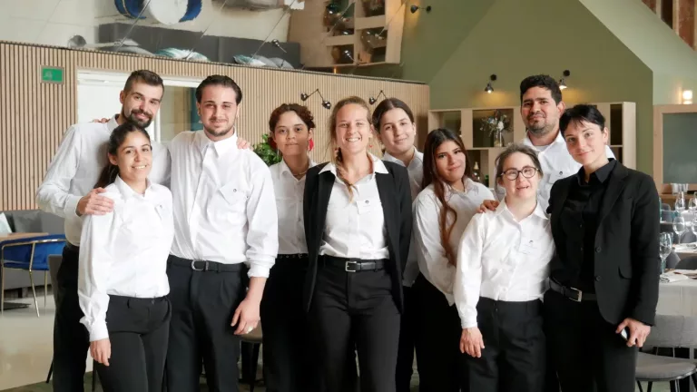 El PFI d'Auxiliar de Cambrer del Casal dels Infants garanteix als joves participants l'oportunitat d'aprendre un ofici.