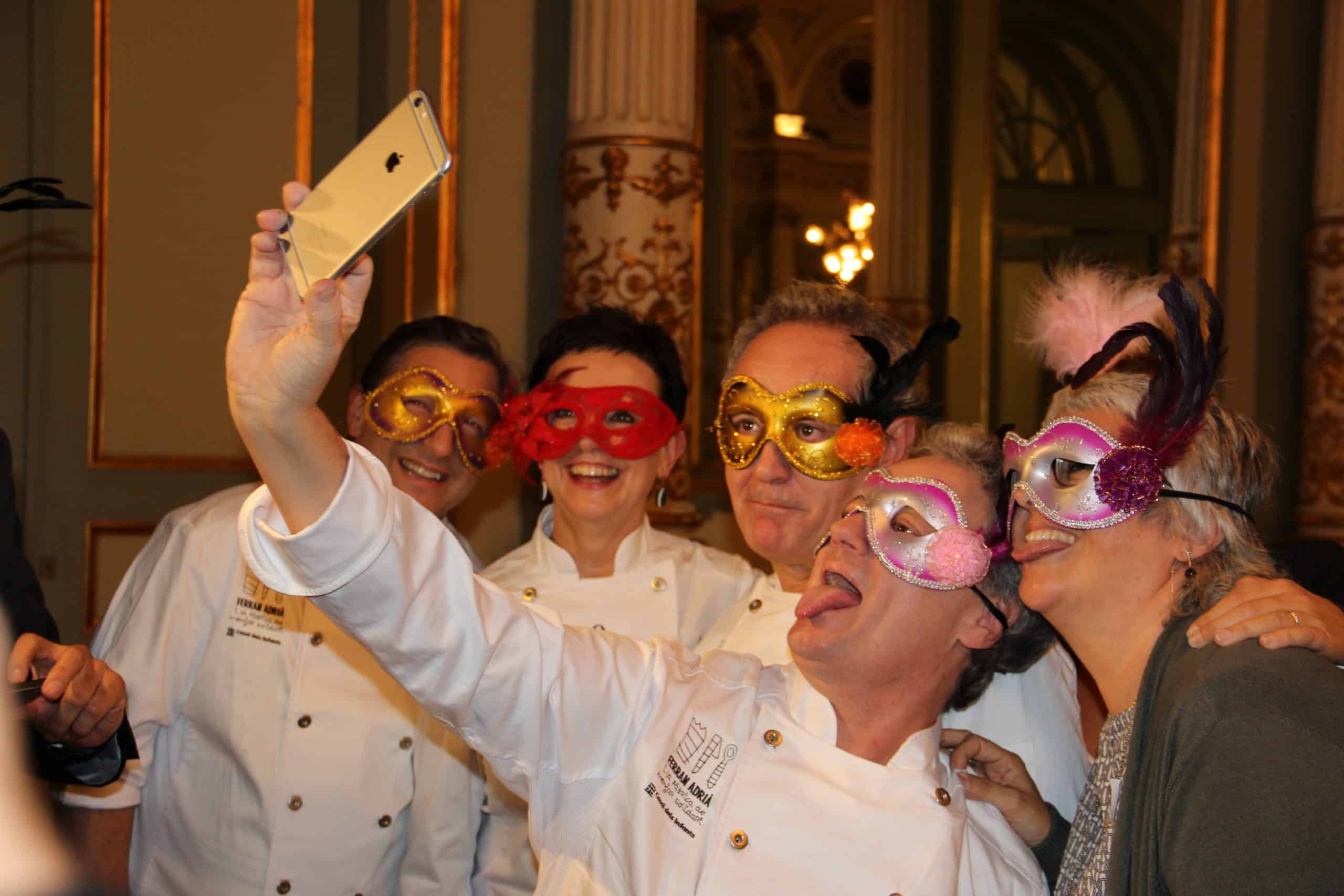 Selfie amb els cuiners de "La Fàbrica" un menjar solidari