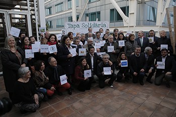 Grup de persones col.locat per foto durant l'event "Tapa Solidària"