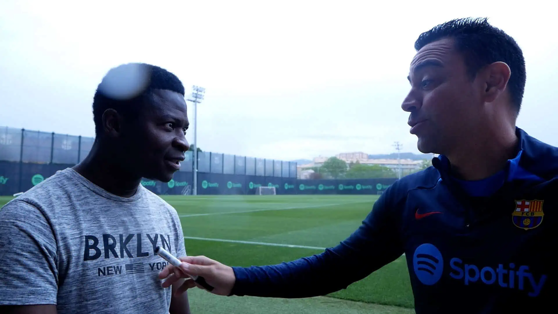 En Tchacka parla amb el Xavi Hernández, entrenador del FC Barcelona.