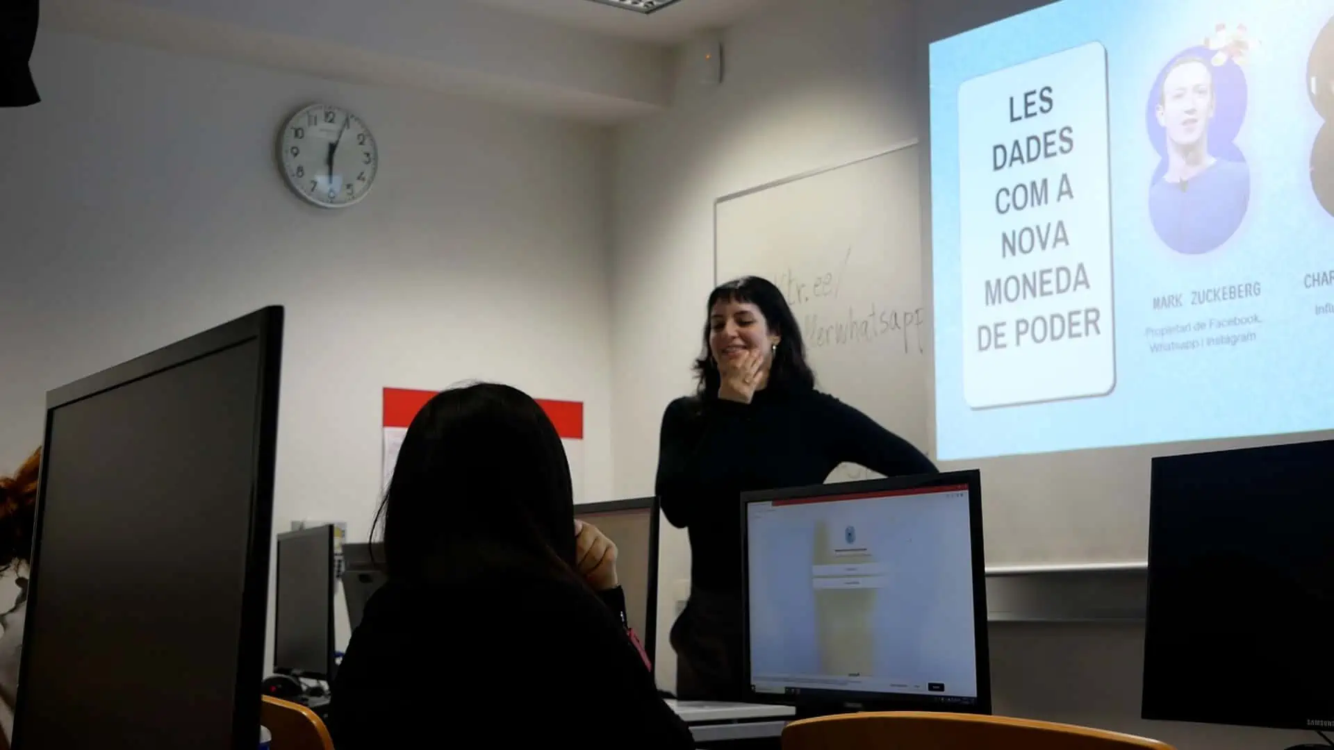 Una adolescent participa en un taller sobre ús de les dades per part de Whats App