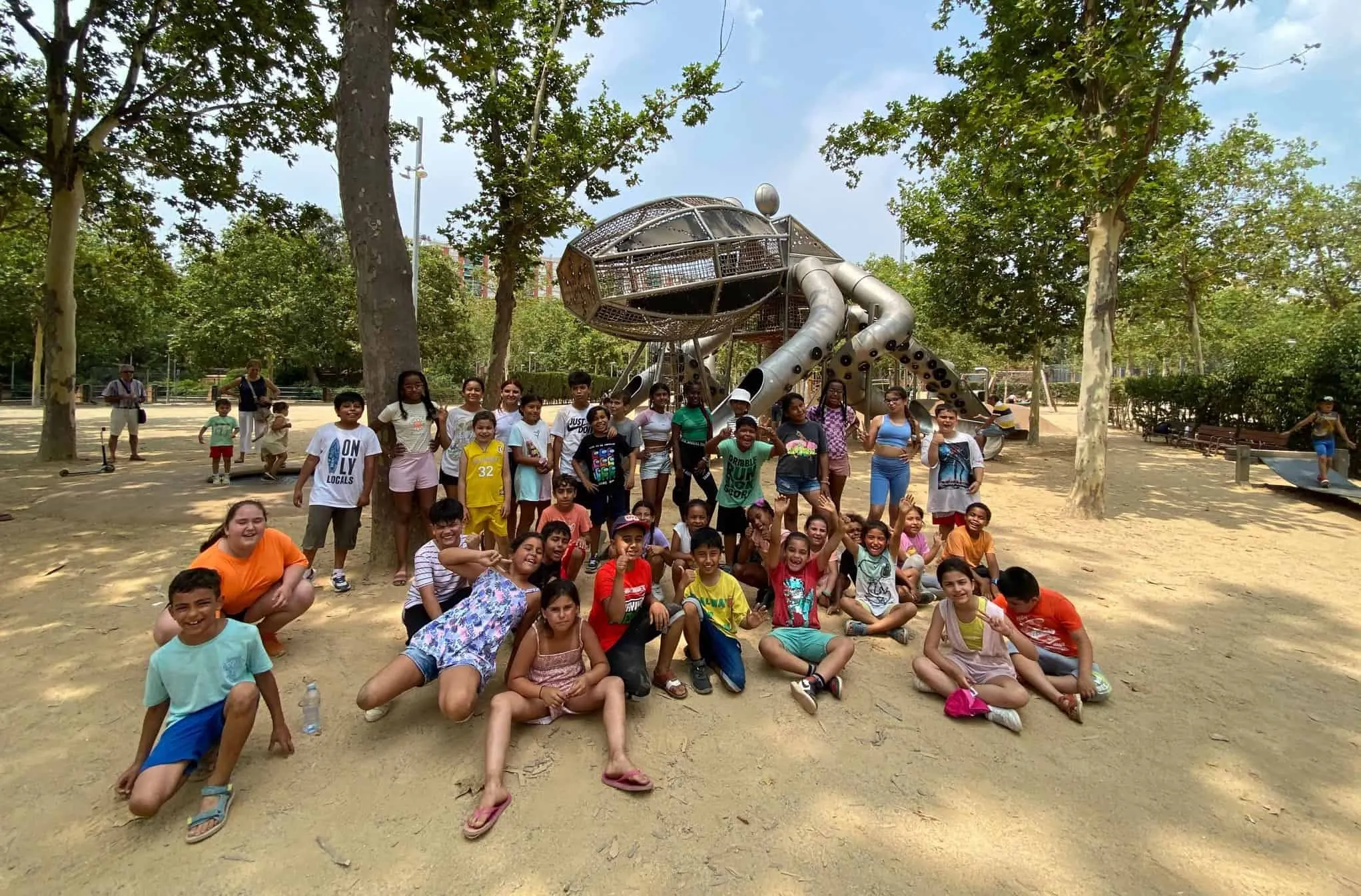 Nens i nenes en un parc Casal d'estiu