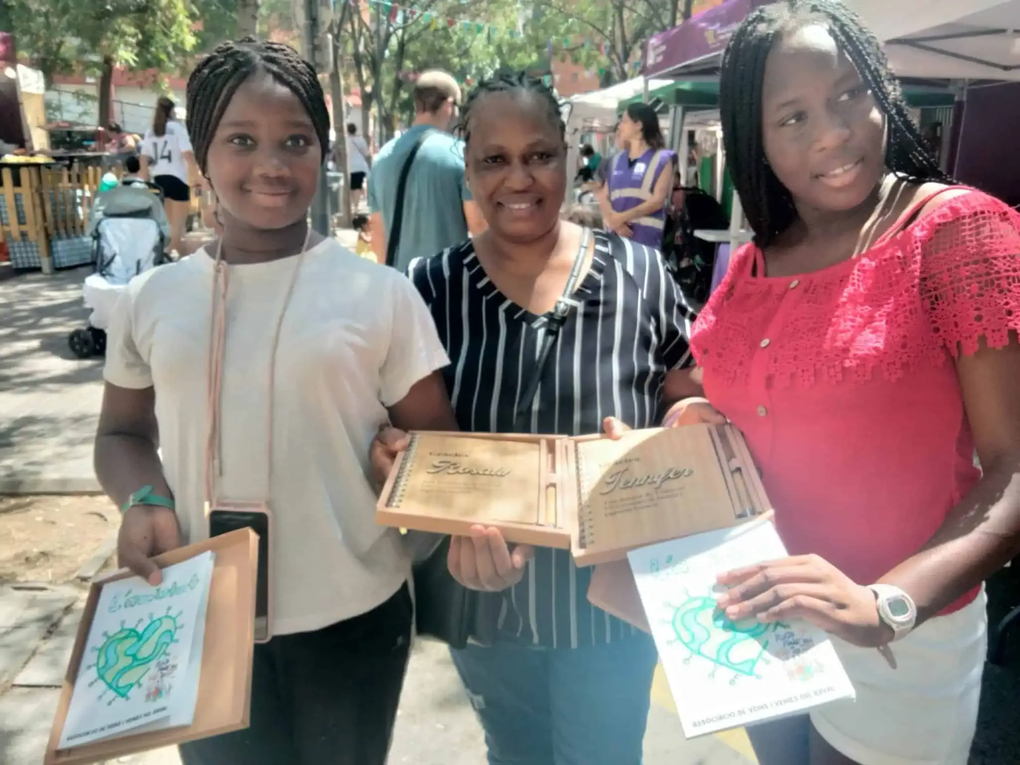 Les dues guanyadores del concurs literari del Casal dels Infants ensenyen el seu premi.