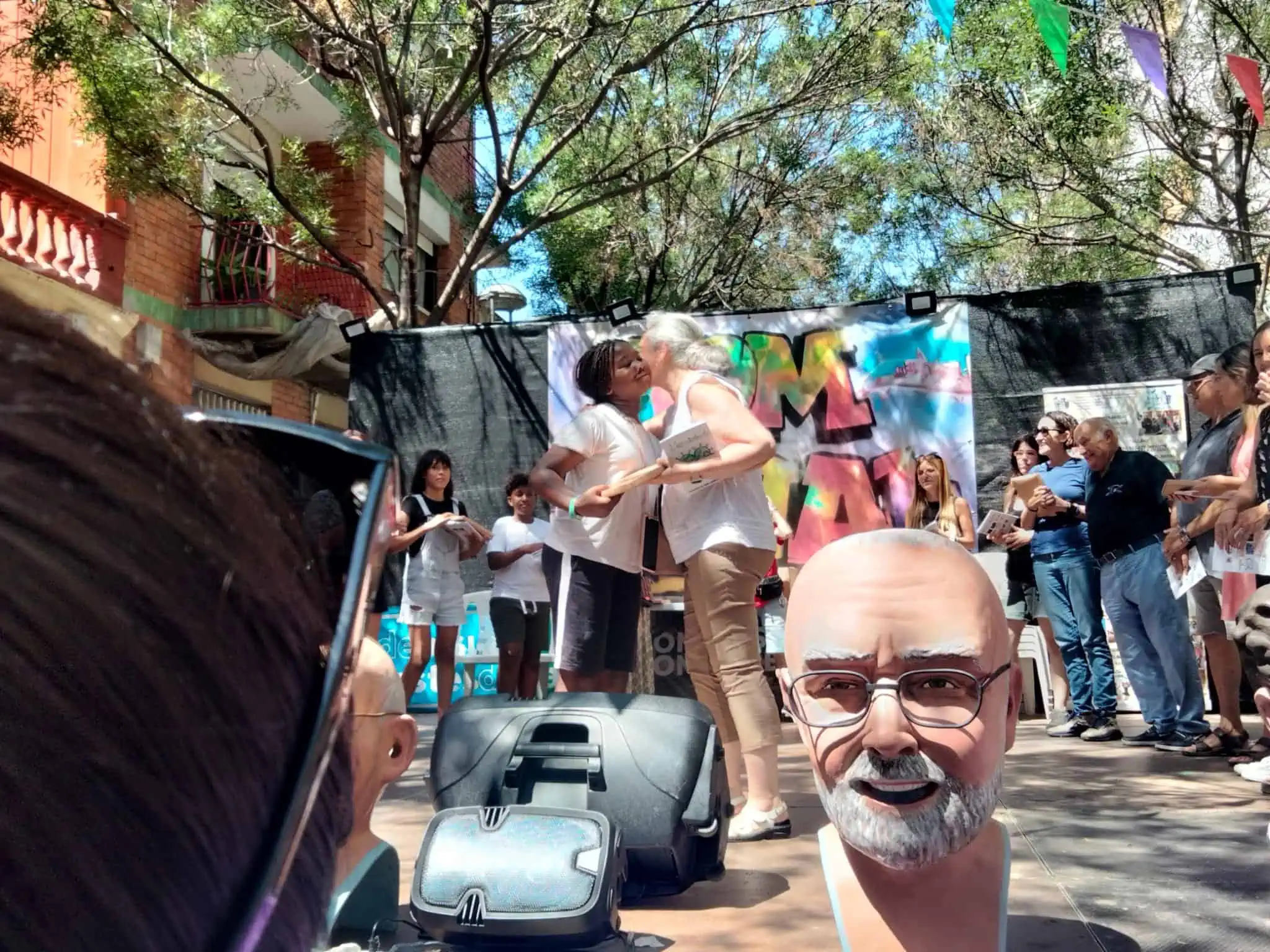 Nena rep el premi del concurs literari damunt d'un escenari.