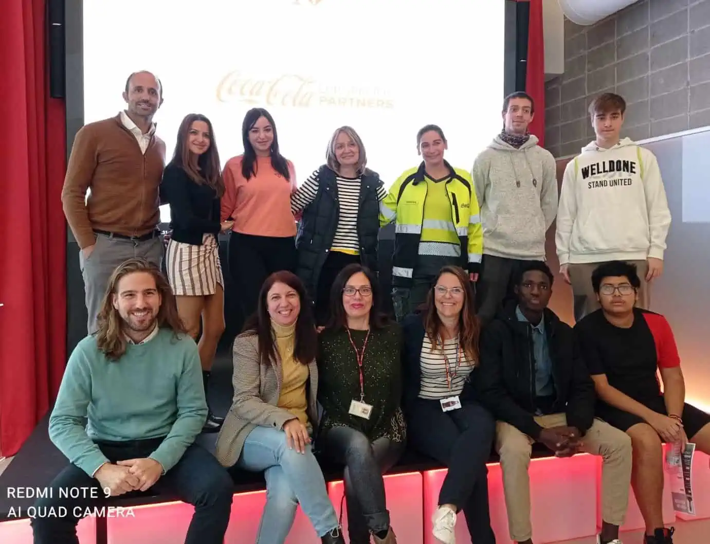 Treballadors de Coca-Cola i joves participants d'Ocell de Foc Tangram.