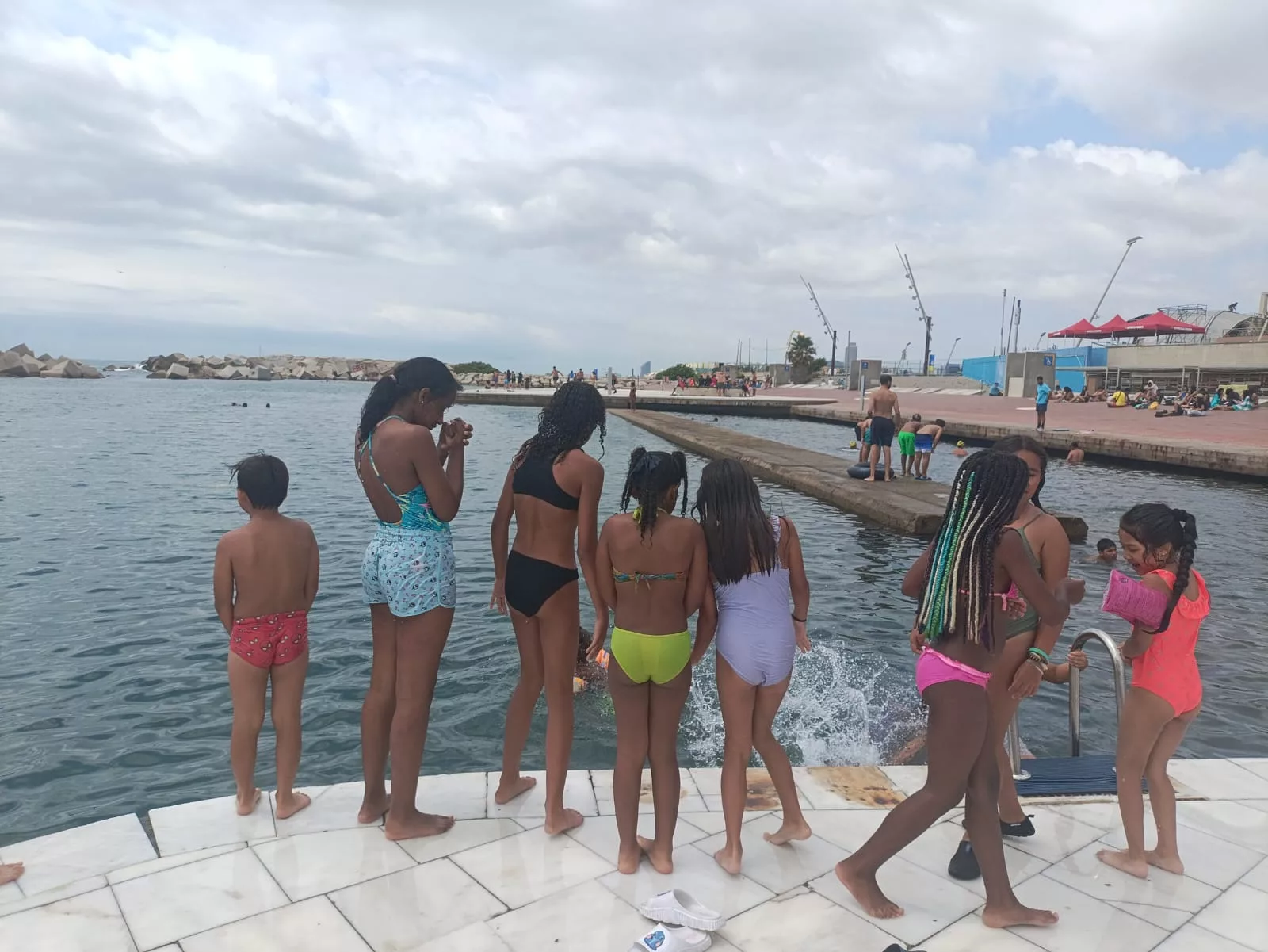 Nens i nenes en vestit de bany a la platja