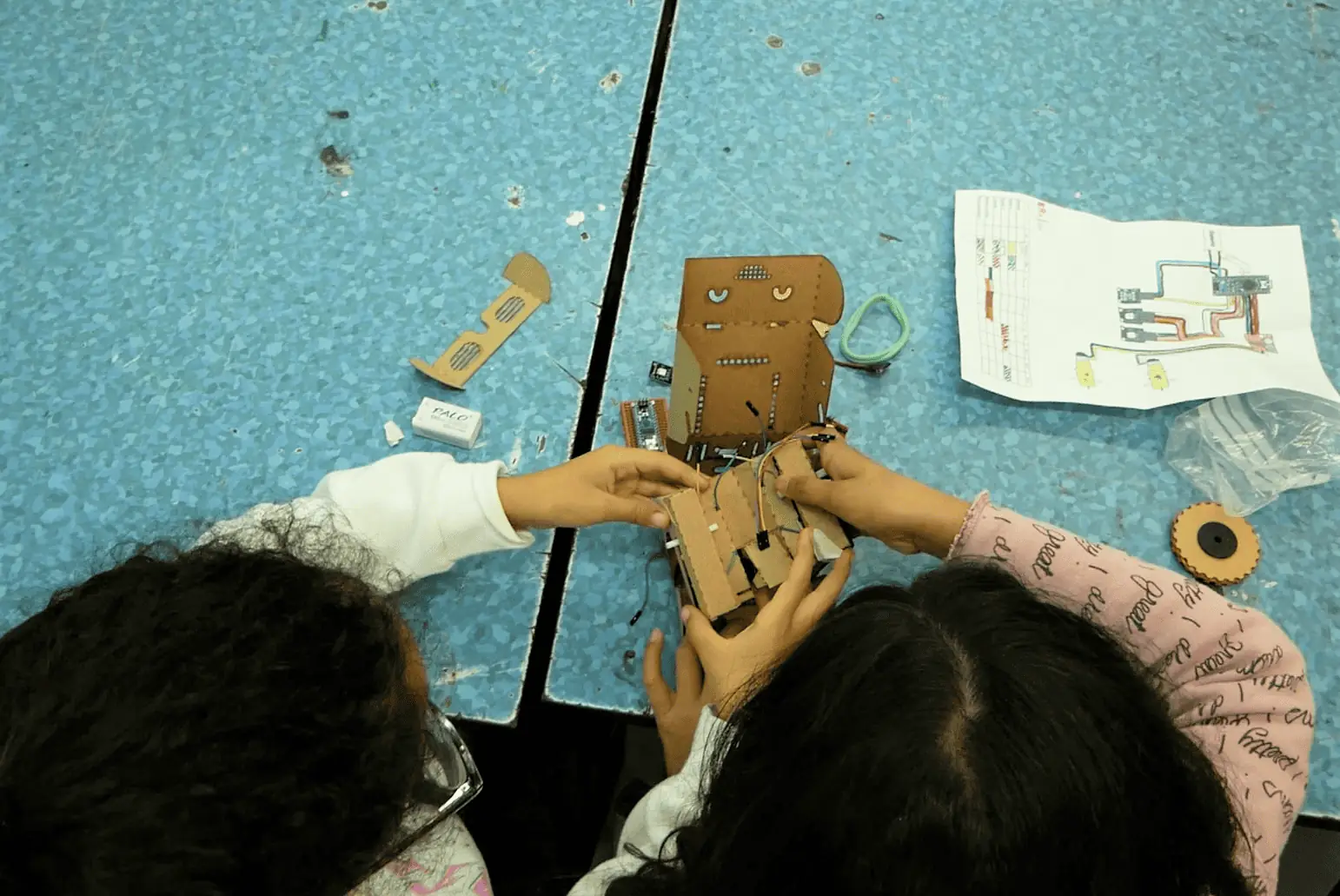 Nens utilitzant l'arduino en taller de robótica