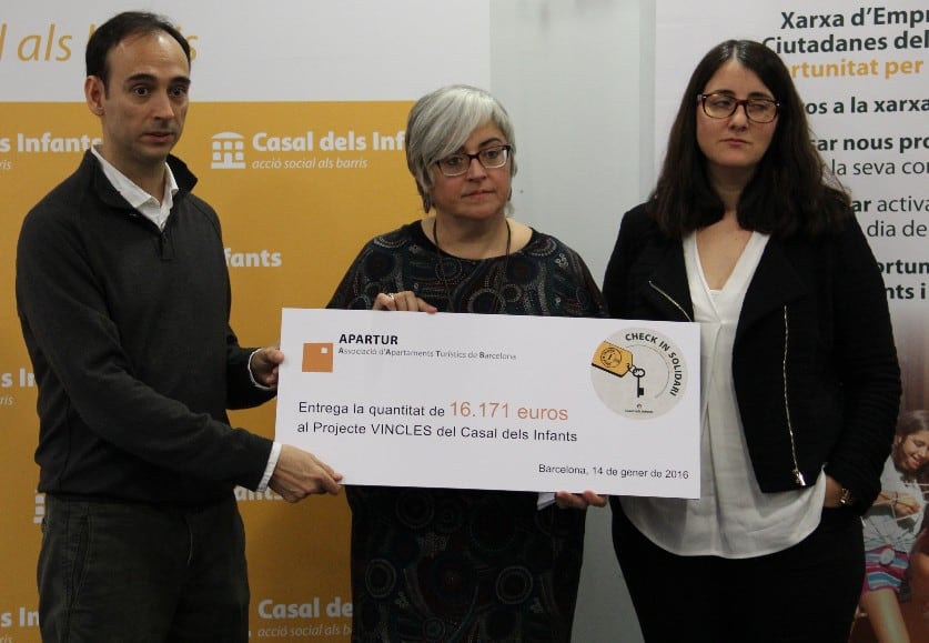Rosa Balaguer amb representants d'Apartur i amb un cartell fent visible la donació.