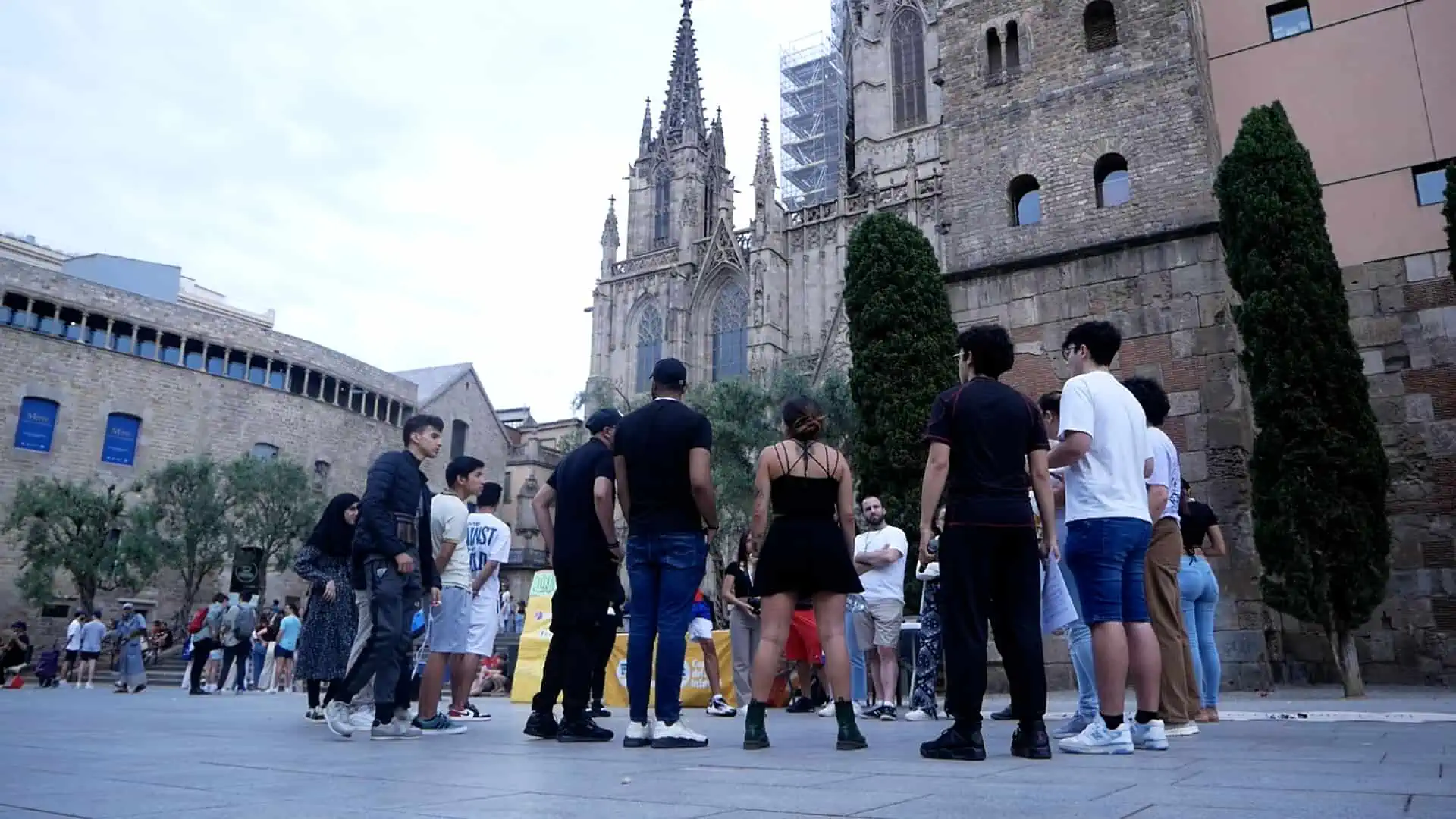 Nois i noies fan una rotllana a la plaça de la Catedral.
